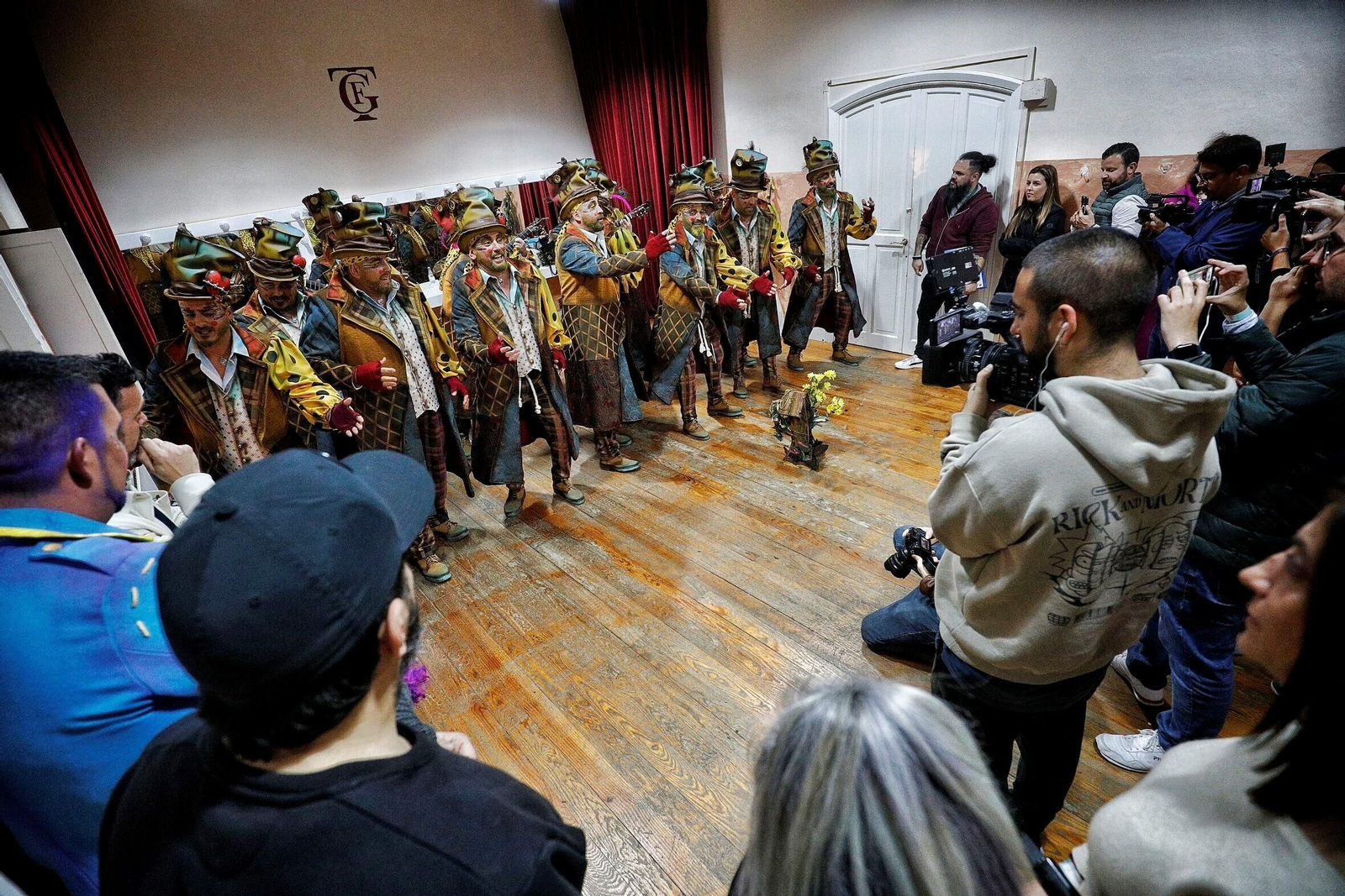Comparsa 'Los poquito a poco' en camerinos