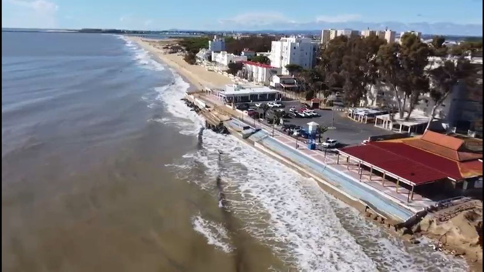 El agua llegando hasta el paseo de la Playa Central de Isla Cristina.