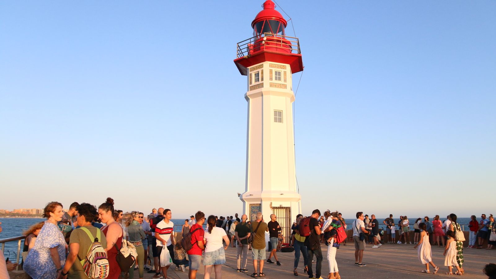 El faro repleto de gente