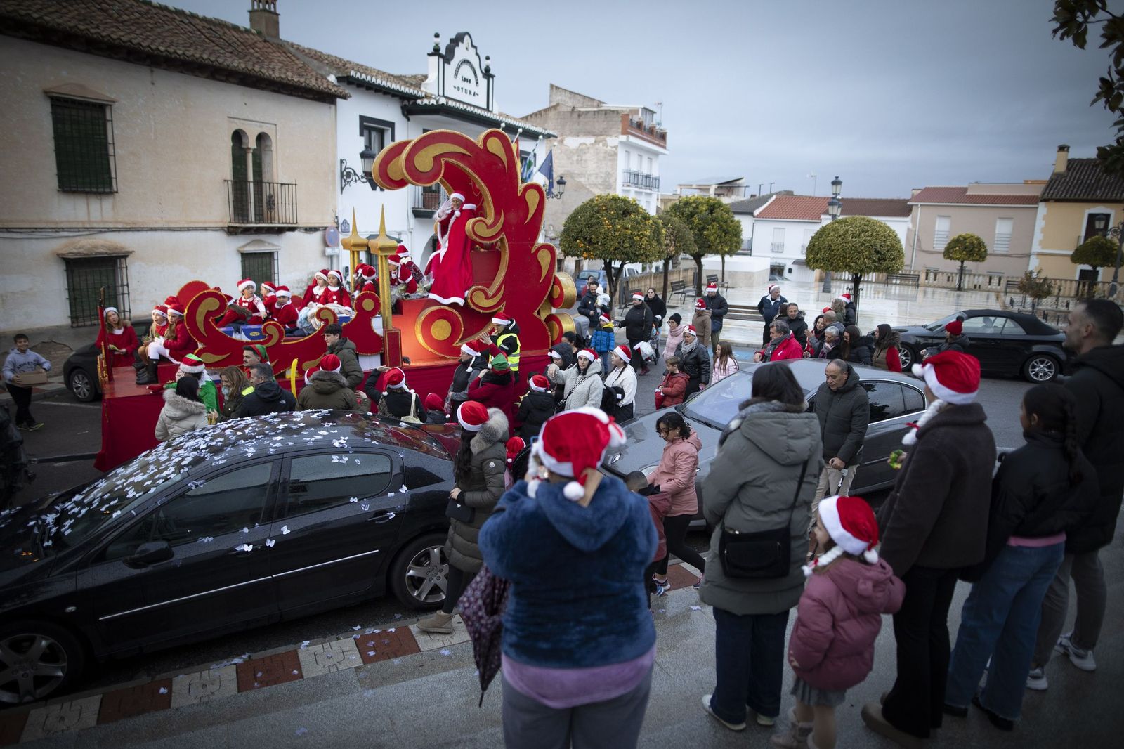 Única en España: las mejores imágenes de la cabalgata con 200 Mamá Noel en Otura