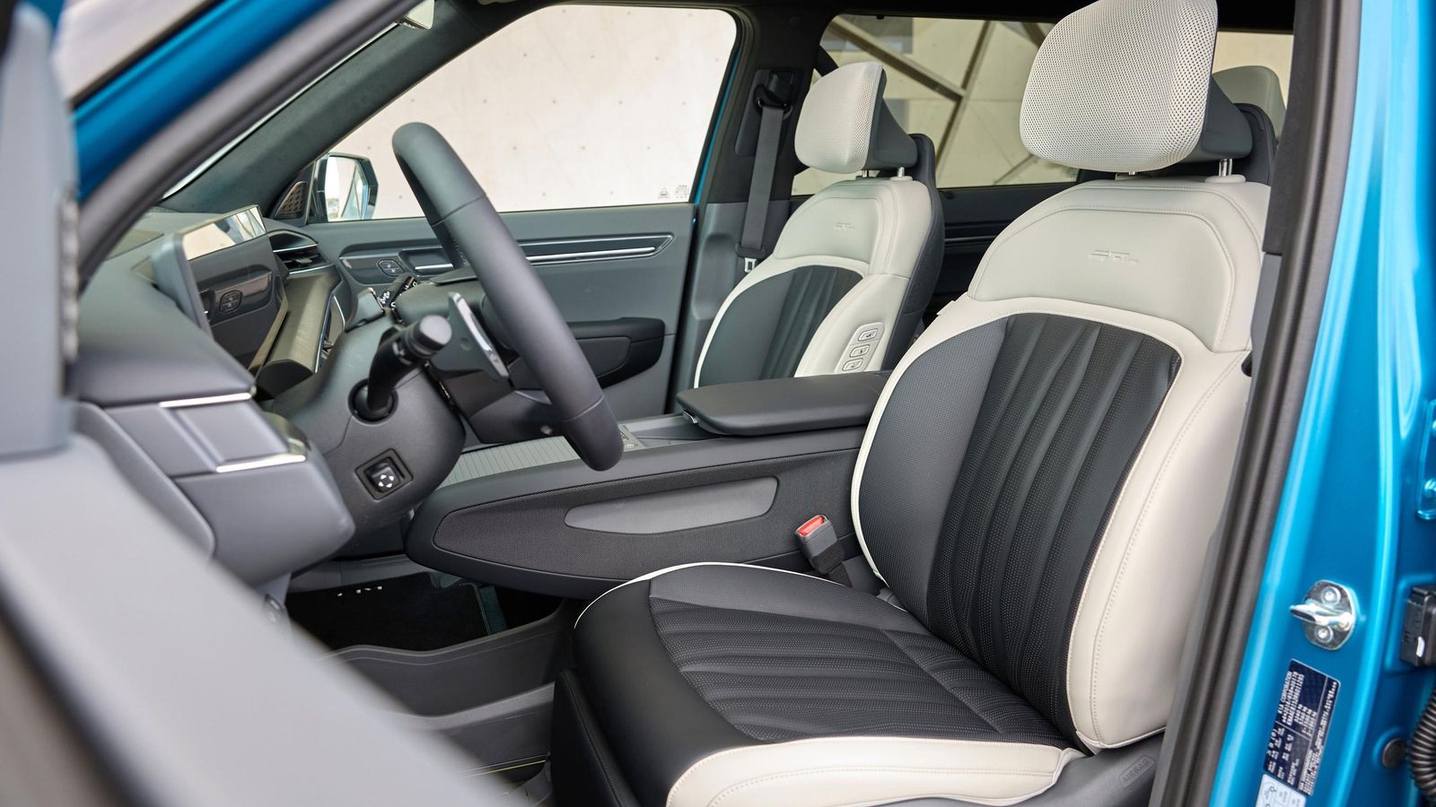 A la elevada sensación de confort también contribuyen los asientos, los delanteros muy grandes y con múltiples regulaciones o funciones. A la elevada sensación de confort también contribuyen los asientos, los delanteros muy grandes y con múltiples regulaciones o funciones.