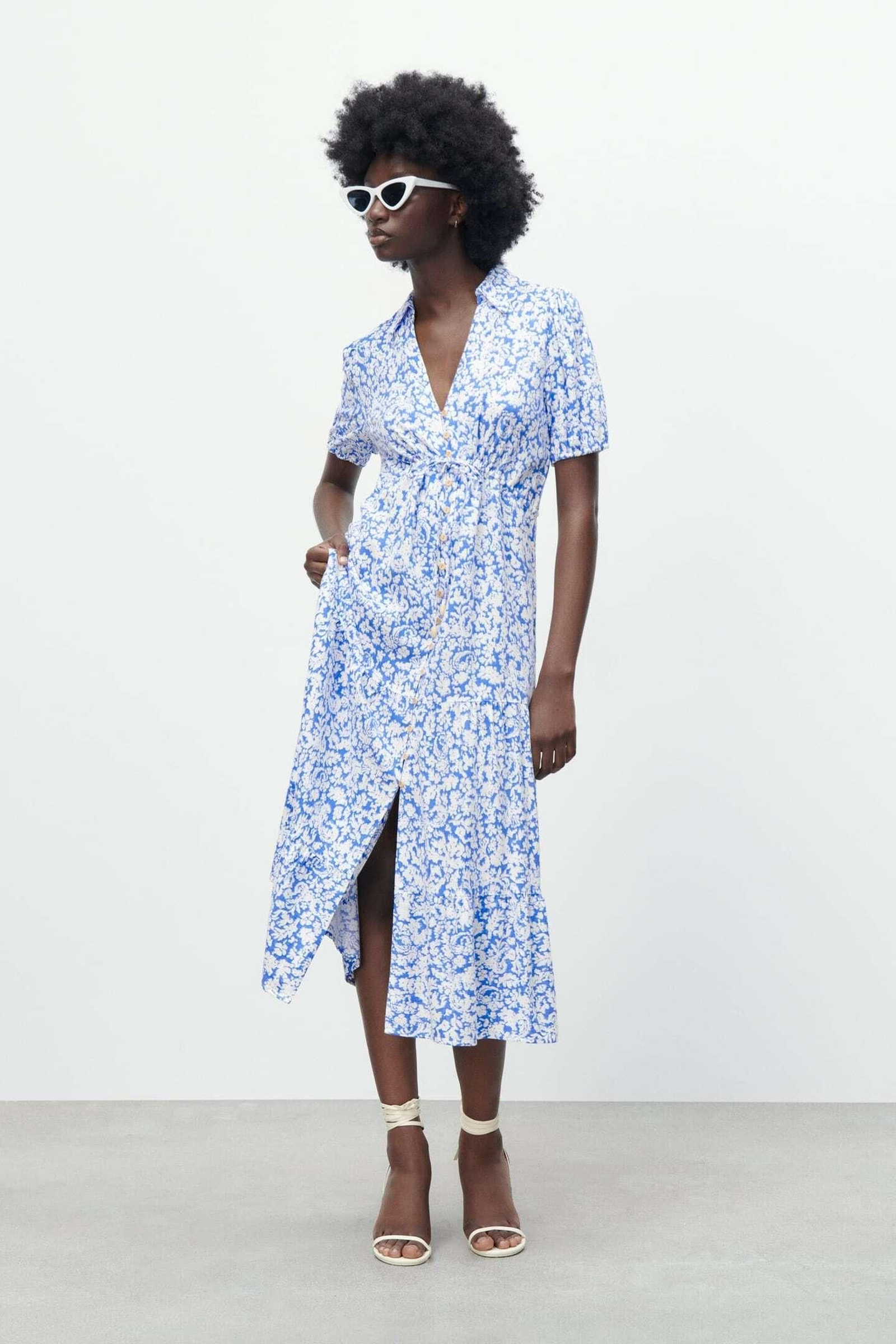 Vestido de flores y camisero de Zara. Vestido de flores y camisero de Zara.