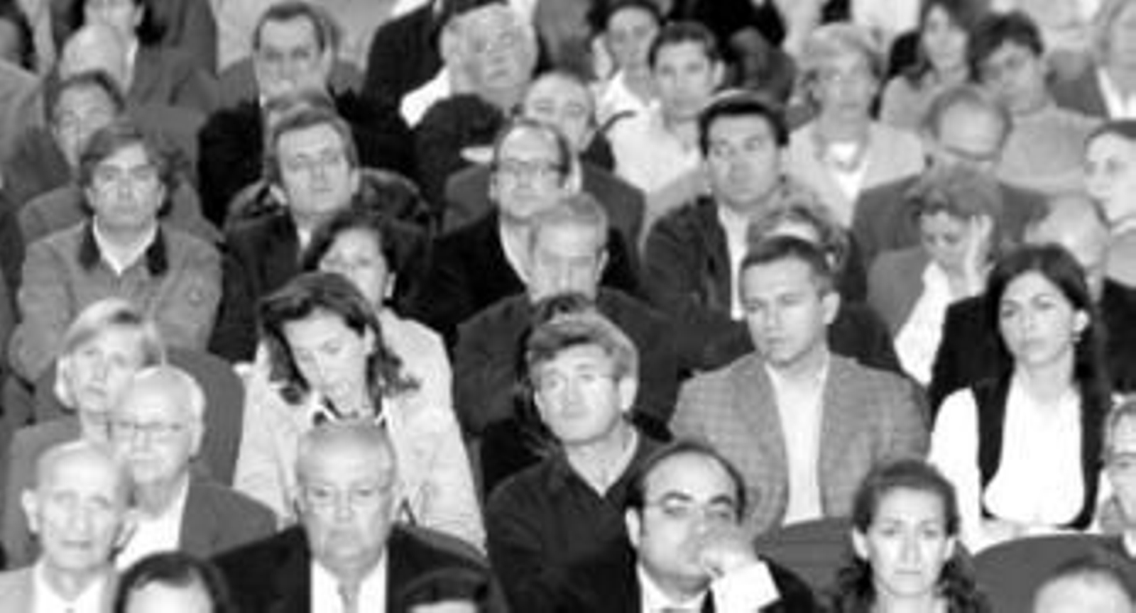 Numerosos socios, ayer en el salón Liceo del Círculo de la Amistad para participar en una asamblea extraodinaria.