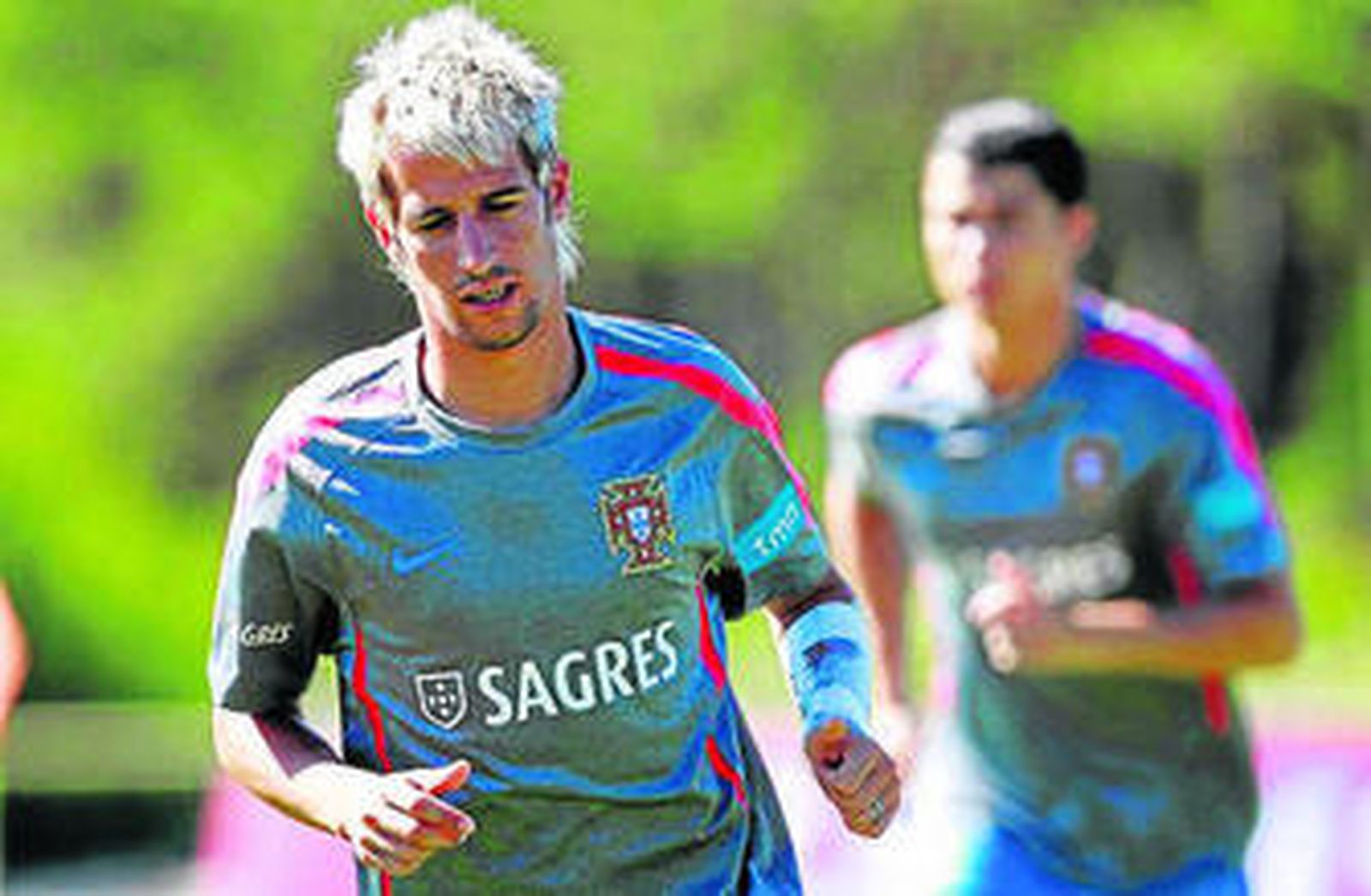 Coentrao, con Cristiano Ronaldo al fondo, en la selección lusa.