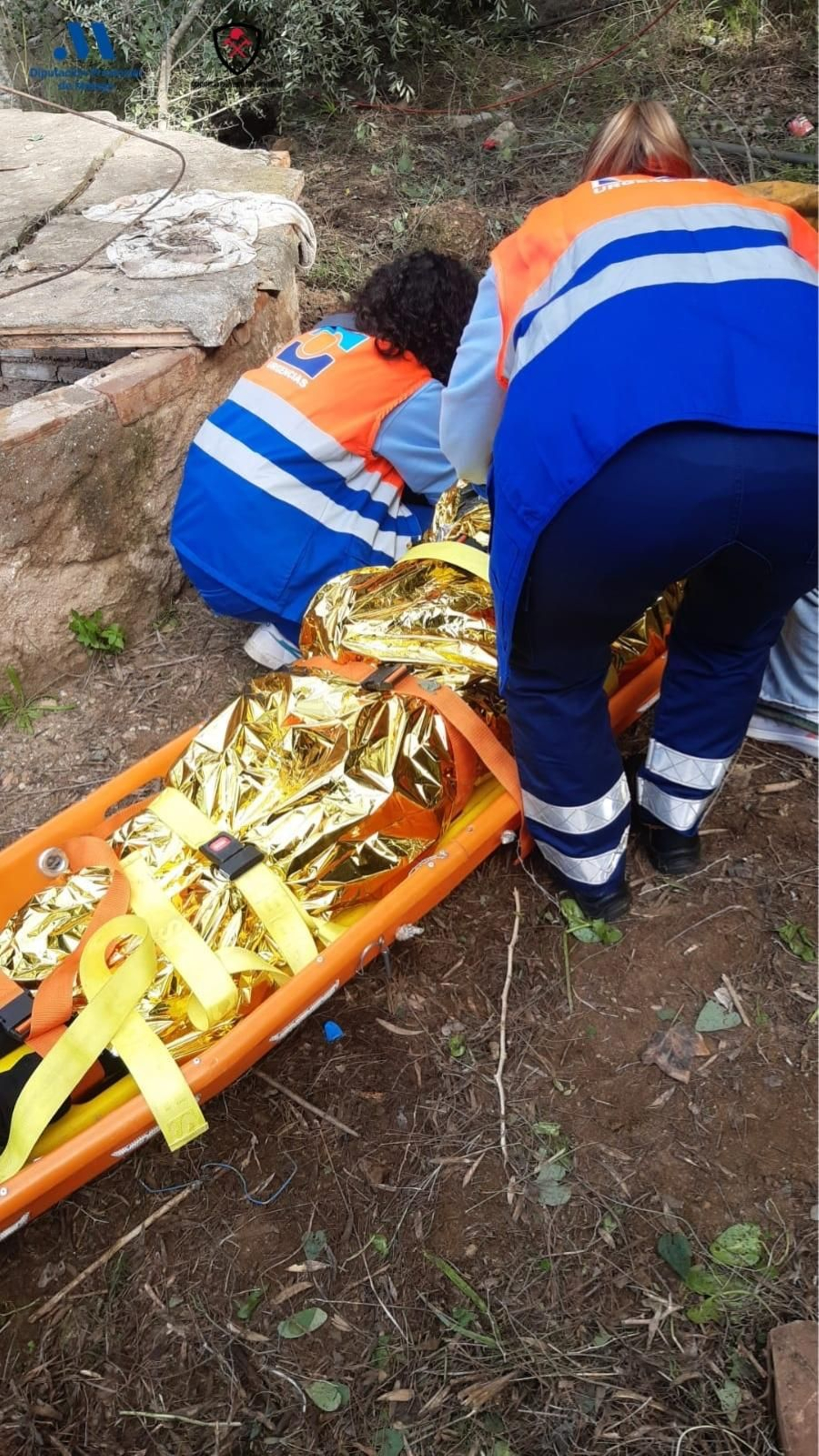 Sanitarias atienden al hombre accidentado.