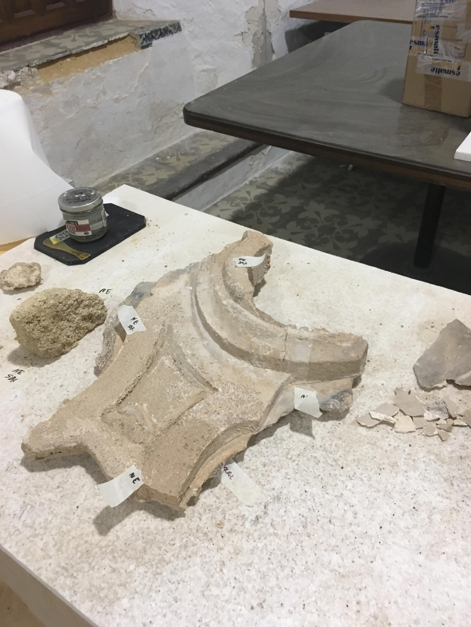 Restauración y  recolocación de los abultados.