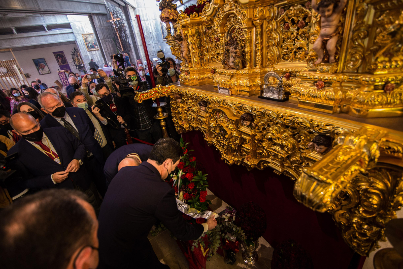 Así ha sido la visita del presidente de la Junta a las hermandades del Lunes Santo de San Fernando