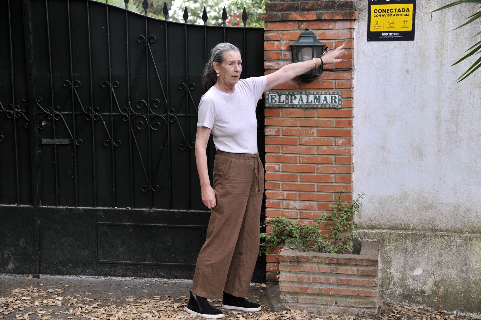 Jean, una ciudadana irlandesa afincada en Arcos, a las puertas de su casa que ha sido ocupada.