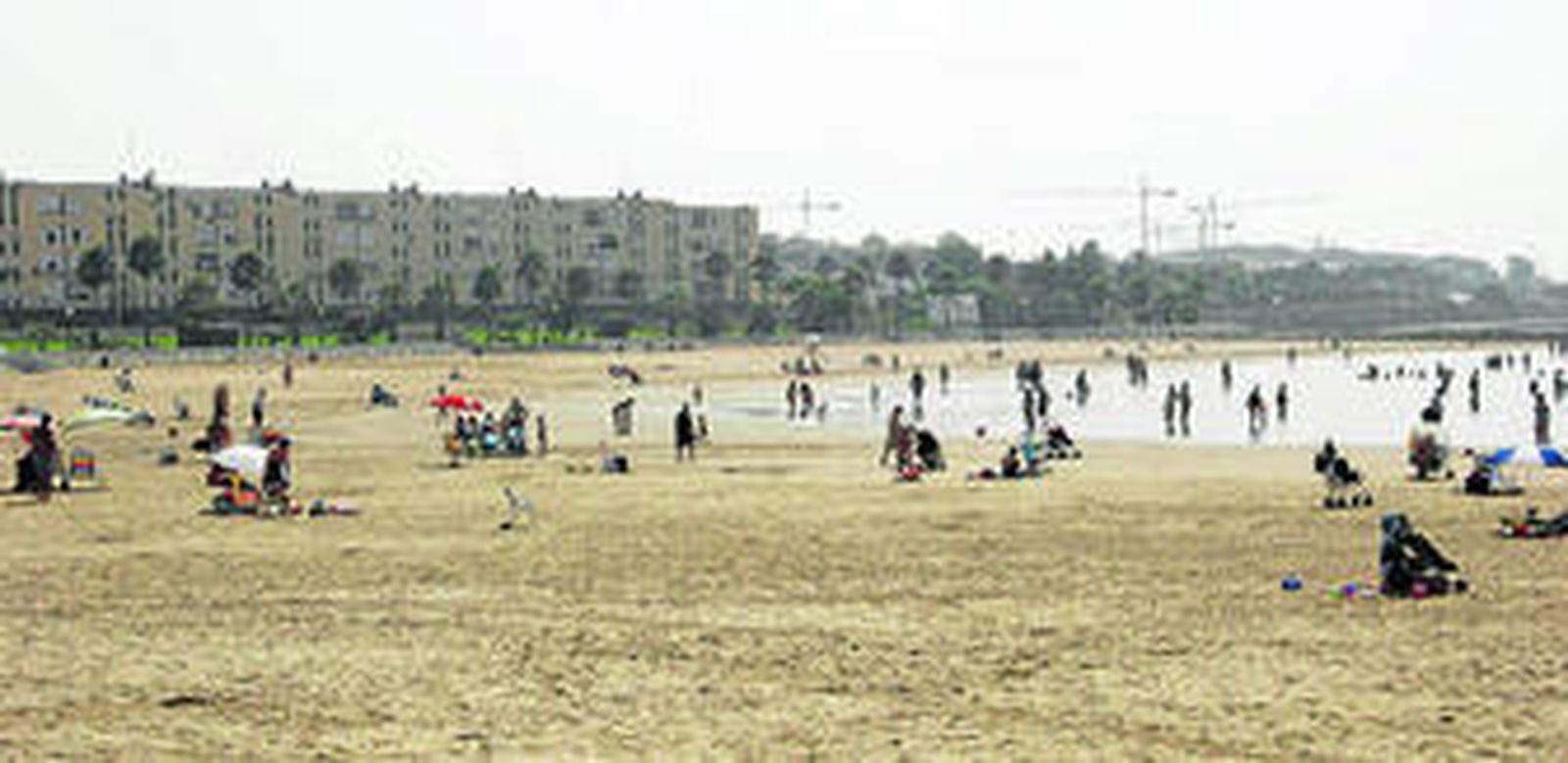 Playa de la Cachucha, situada junto al casco urbano de Puerto Real.