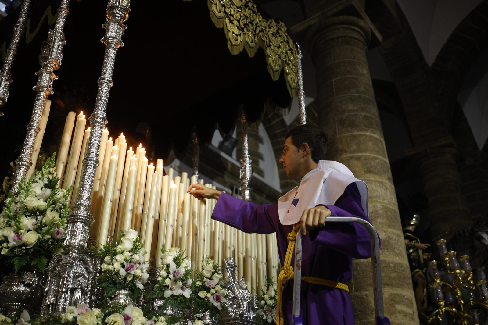 Imágenes de la salida de Medinaceli en la Semana Santa de Cádiz 2025