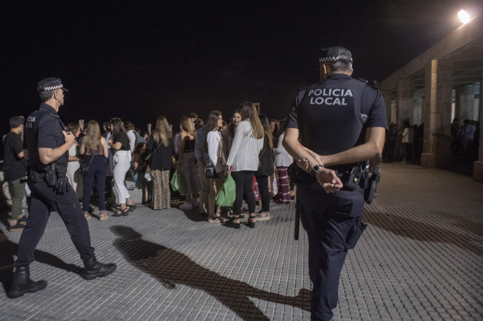 Agentes de la Policía Local recorren el botellódromo de la Punta de San Felipe.