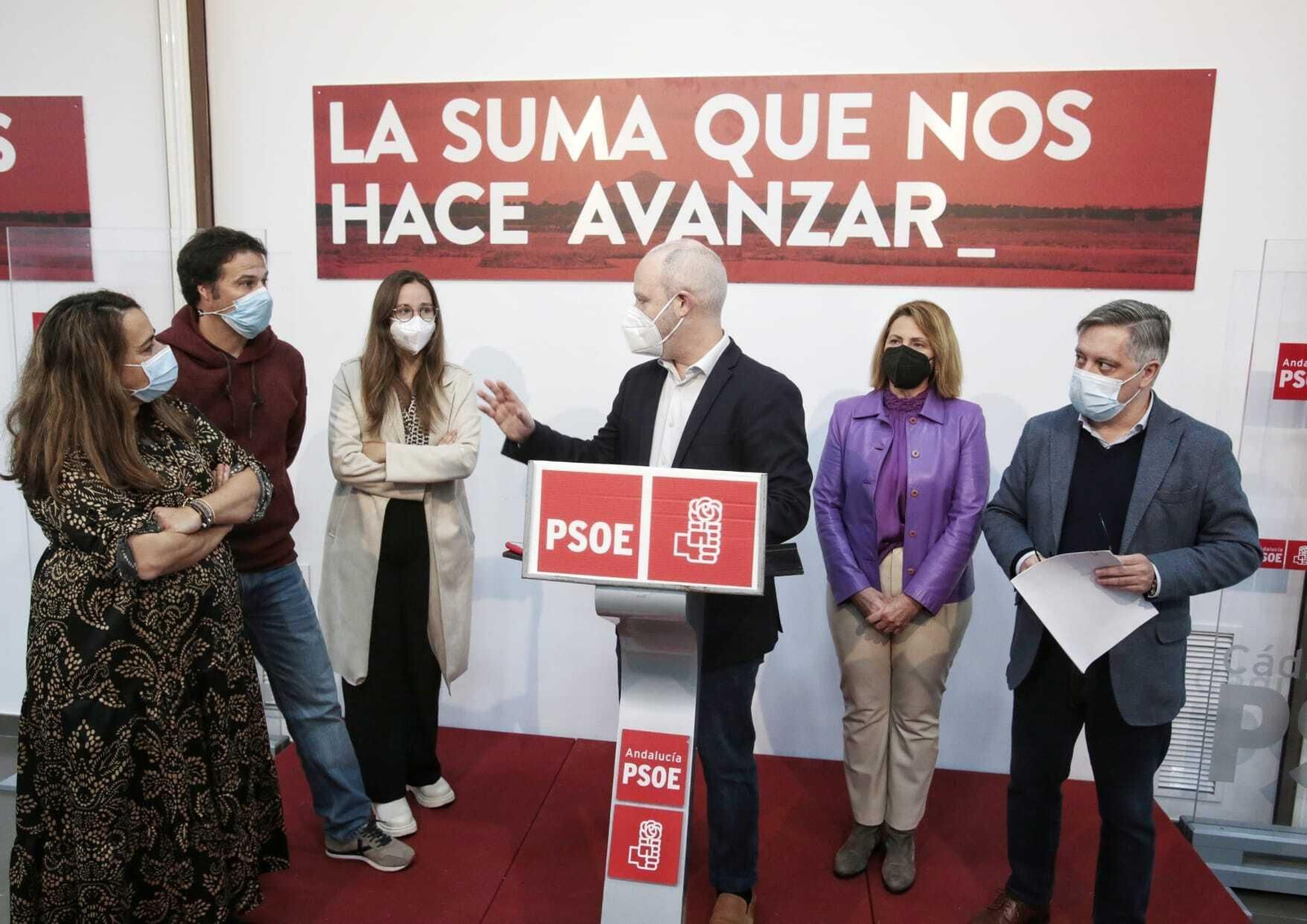 El secretario local, José Ramón Ortega, se dirige a los miembros del Grupo Municipal: Natalia Álvarez, José Macías, Paula Fernández, Lola Real y Óscar Torres.