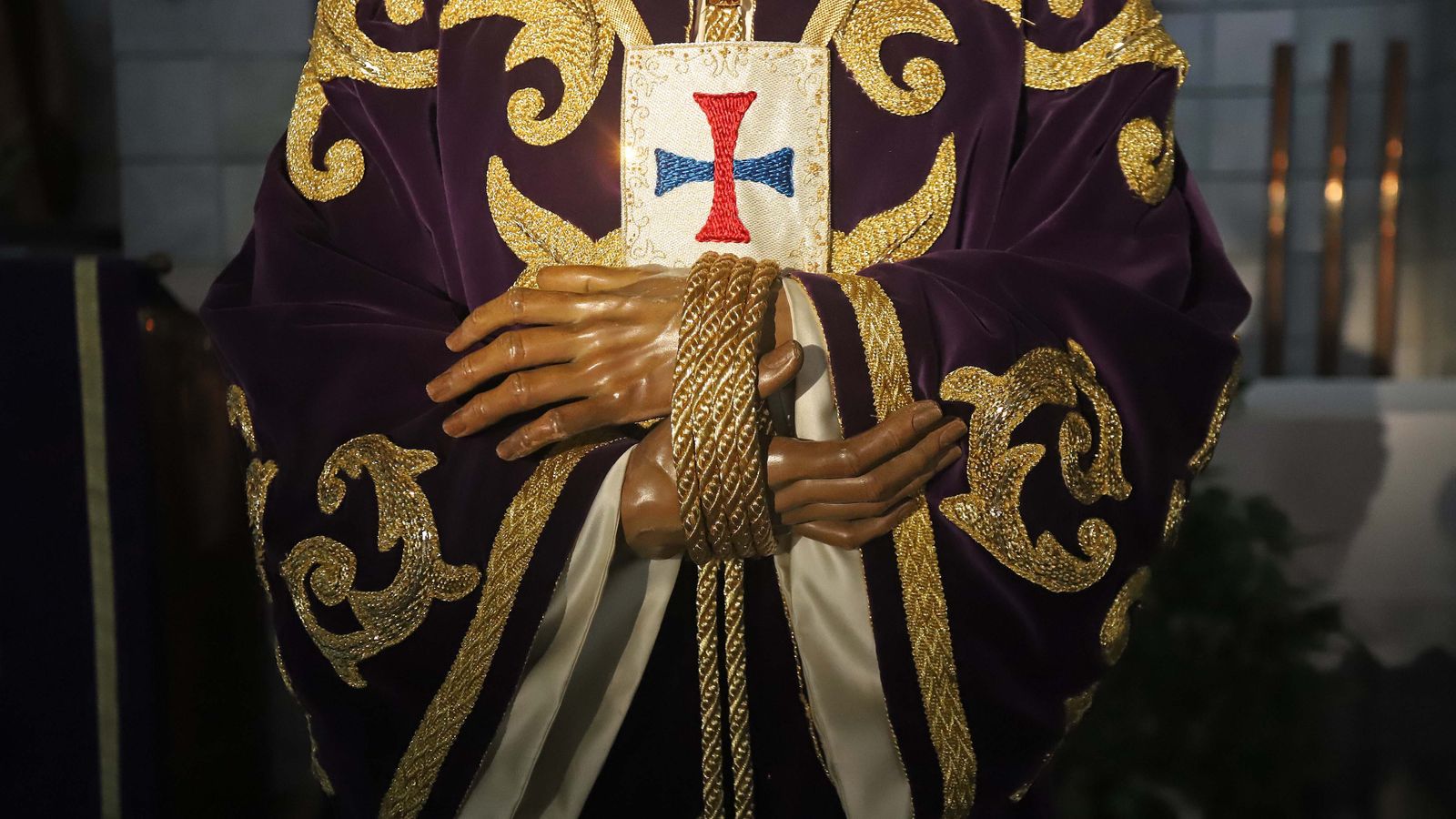 Solemne veneración de fieles al Medinaceli de La Línea