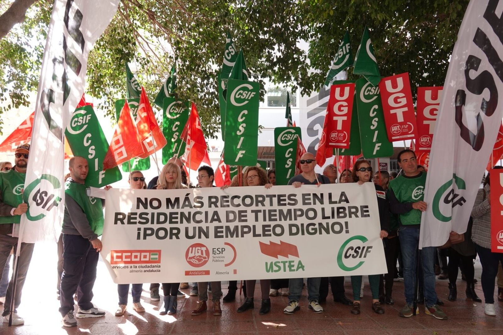 Concentración de los sindicatos frente a la Delegación de Empleo por el desmantelamiento de la Residencia de tiempo libre de Aguadulce