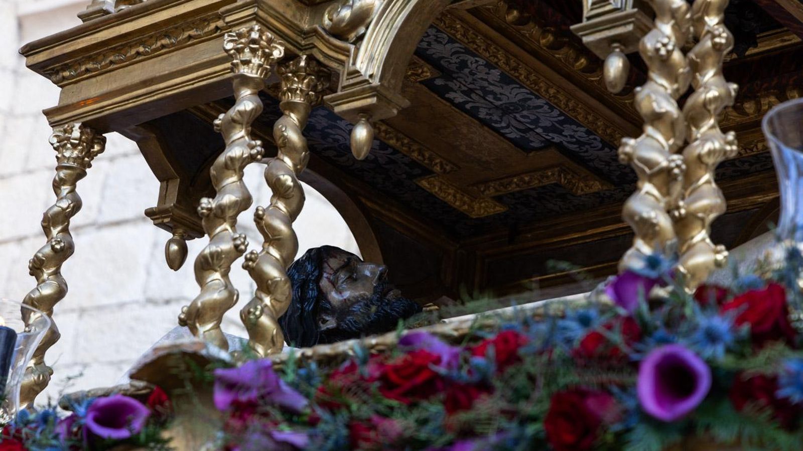 Luto y duelo en la noche del Viernes Santo, en imágenes