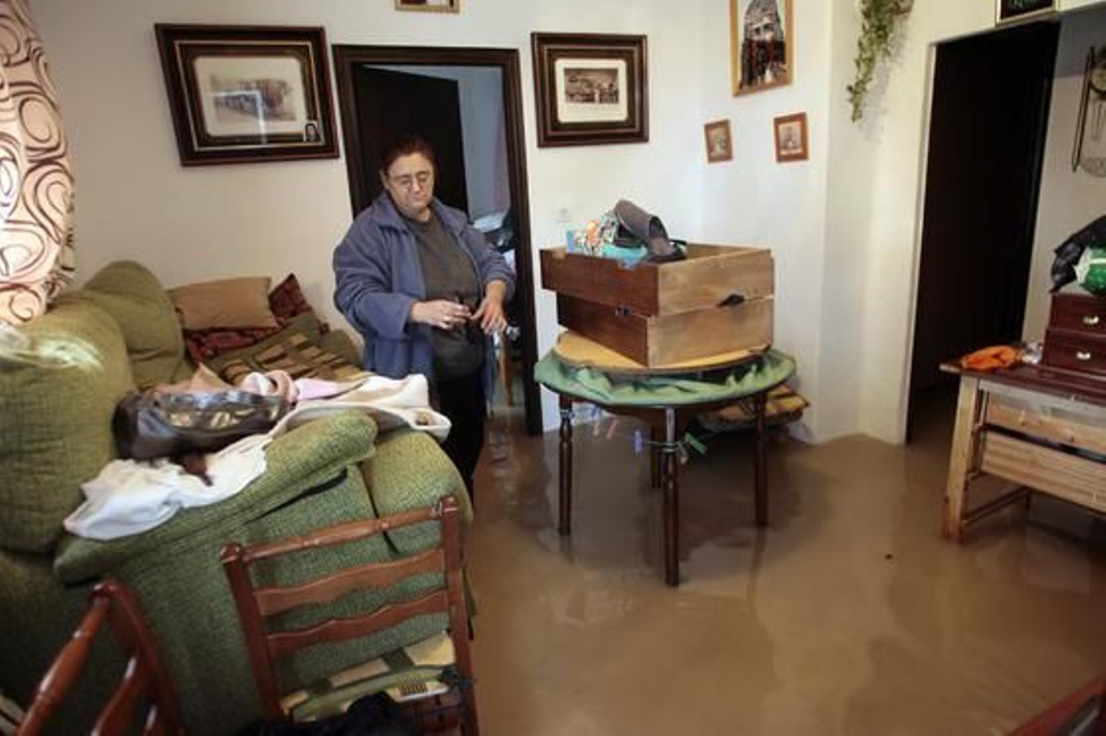 El Río Guadalquivir se desborda a su paso por Lora del Río./ J.C Muñoz