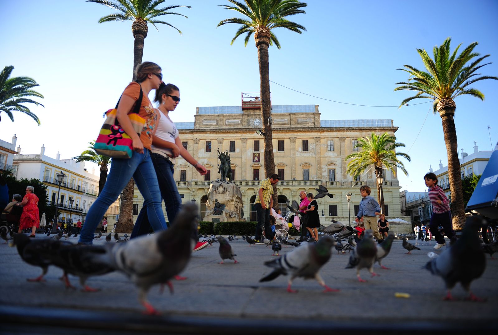 Palomas en la plaza del Rey en una imagen de archivo anterior a la rehabilitación del Ayuntamiento.