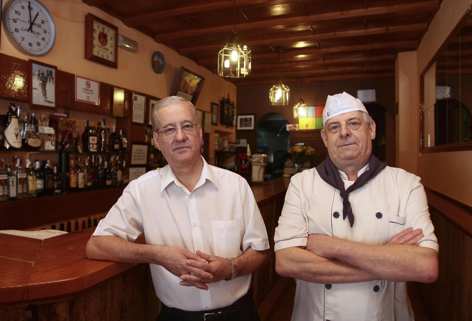 Con camisa blanca y apoyado en la barra, Armando, el corazón del San Remo.