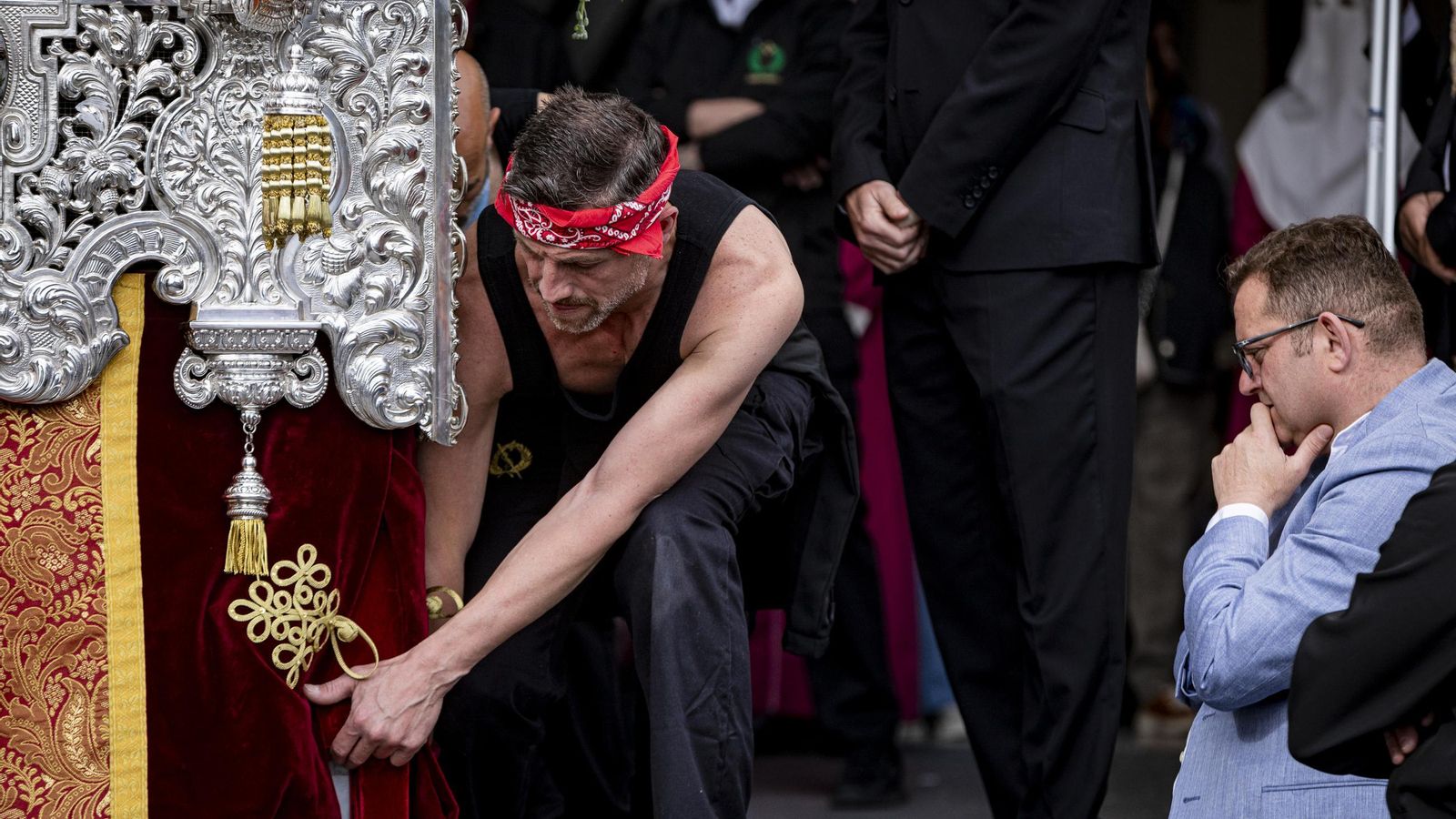En imágenes,  El Prendimiento de San Fernando tuvo que volverse a su templo entre lágrimas y lluvia