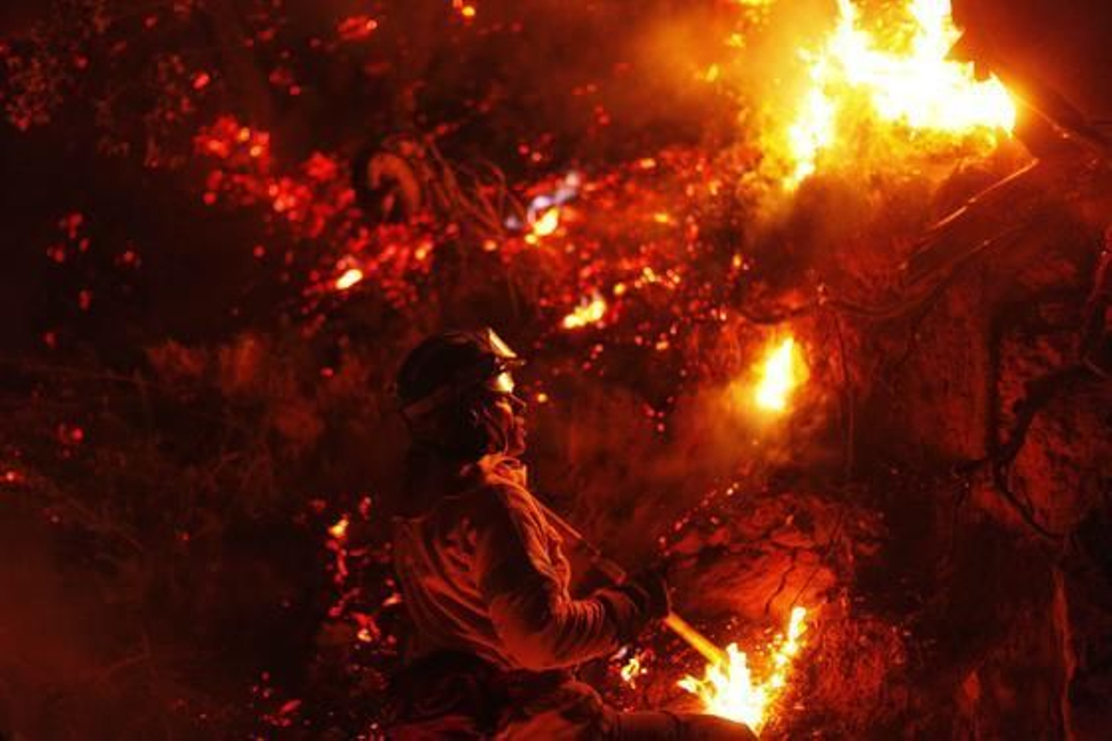 Dantesca imagen entre llamas, anoche

Foto: Jon Nazca / Reuters