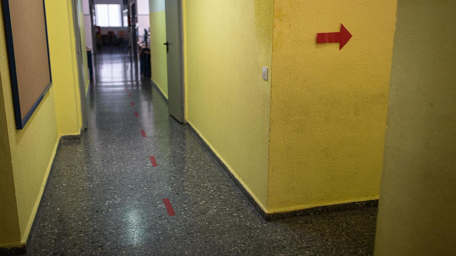 Indicaciones de itinerarios en los pasillos del colegio.