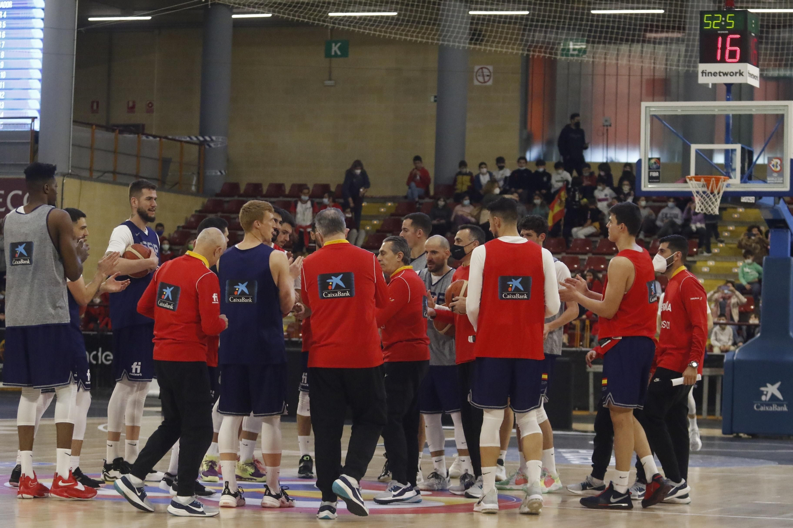 La selección española de baloncesto abre el entrenamiento en Córdoba a los más jóvenes, en imágenes