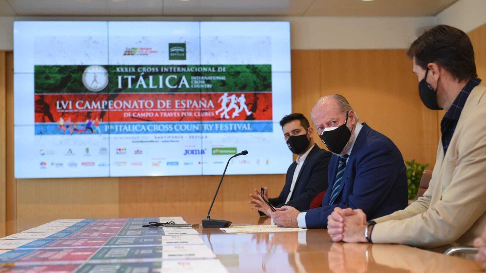 Fernando Rodríguez Villalobos, en el centro, junto a Raúl Chapado y José María Arrabal.