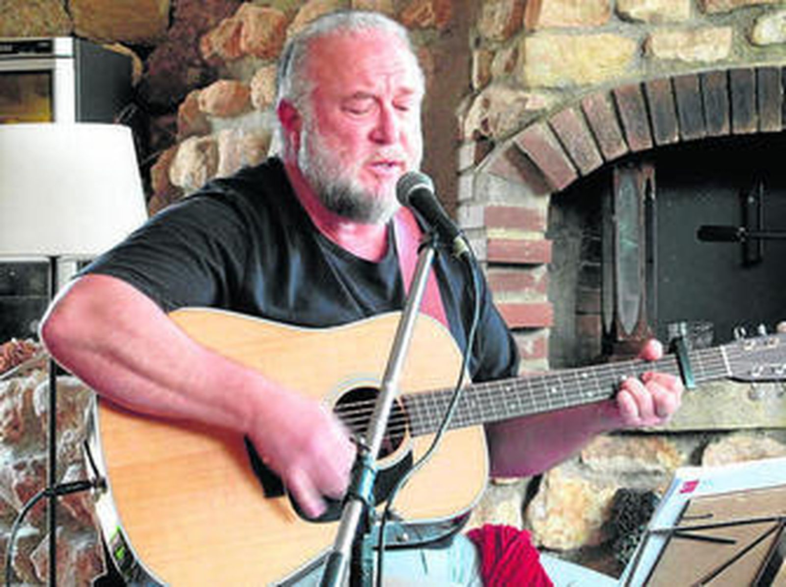 Dos amantes de la música interpretan un concierto lleno de matices en Mojácar