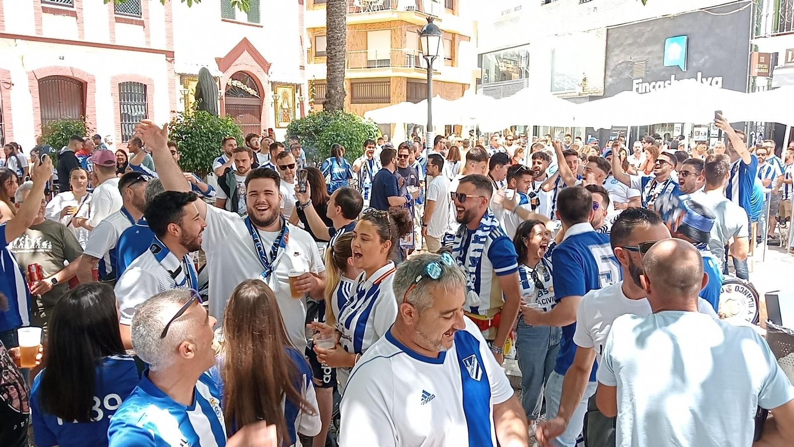 Imágenes del gran ambiente en el Nuevo Colombino en el ascenso del Recre