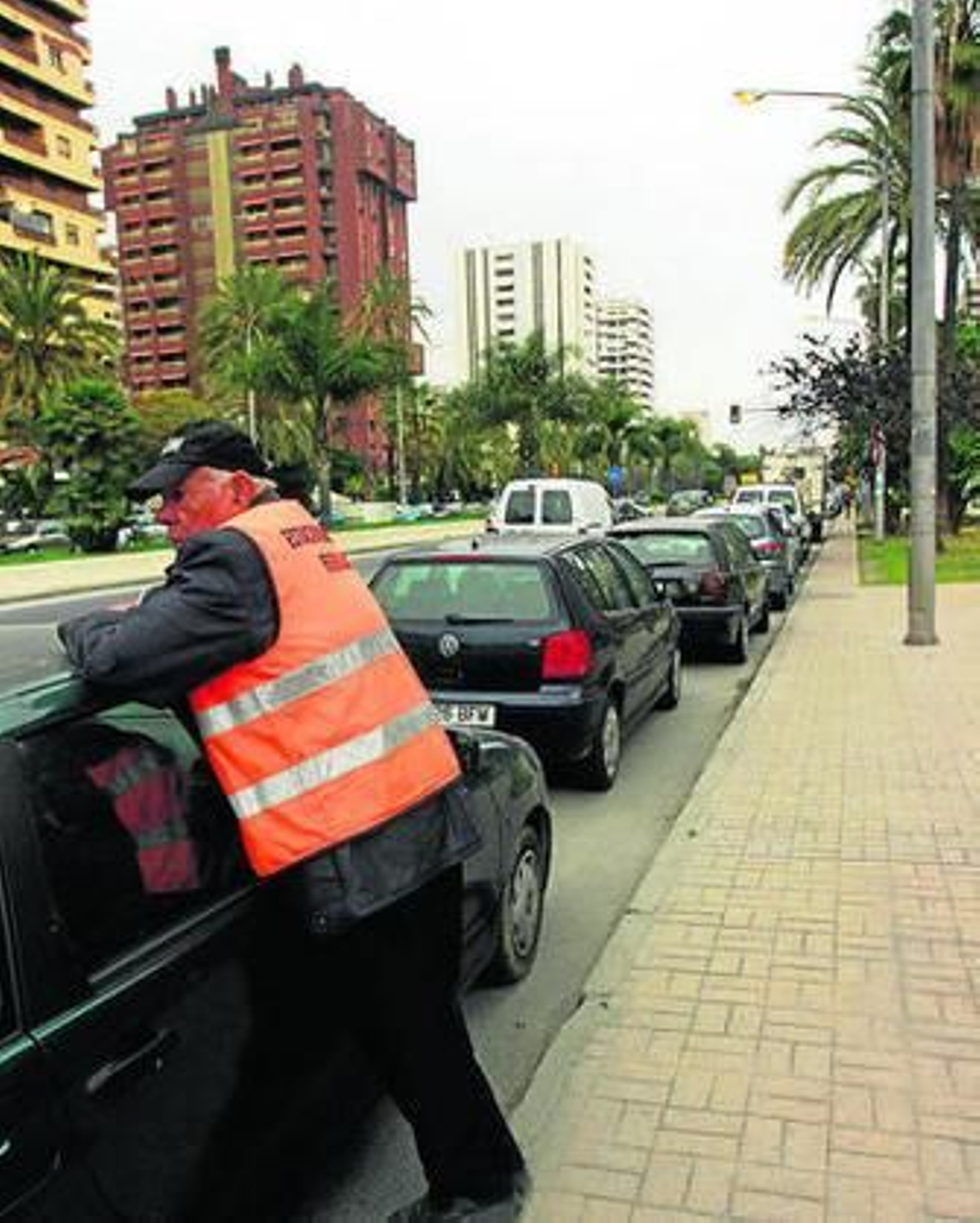 Aparcacoches cuando se podía estacionar en la avenida de Andalucía.