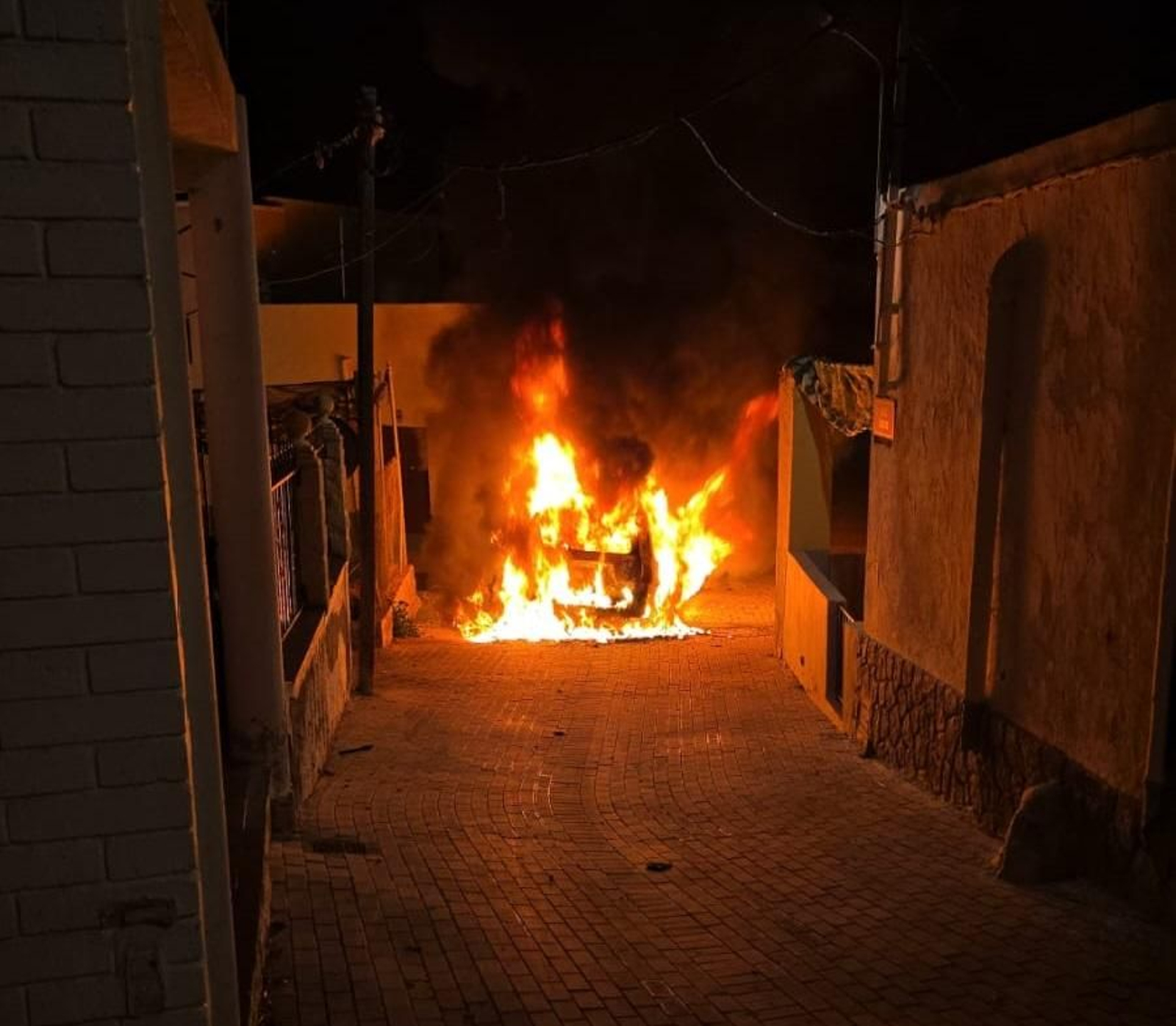 El vehículo quedó prácticamente calcinado en cuestión de minutos