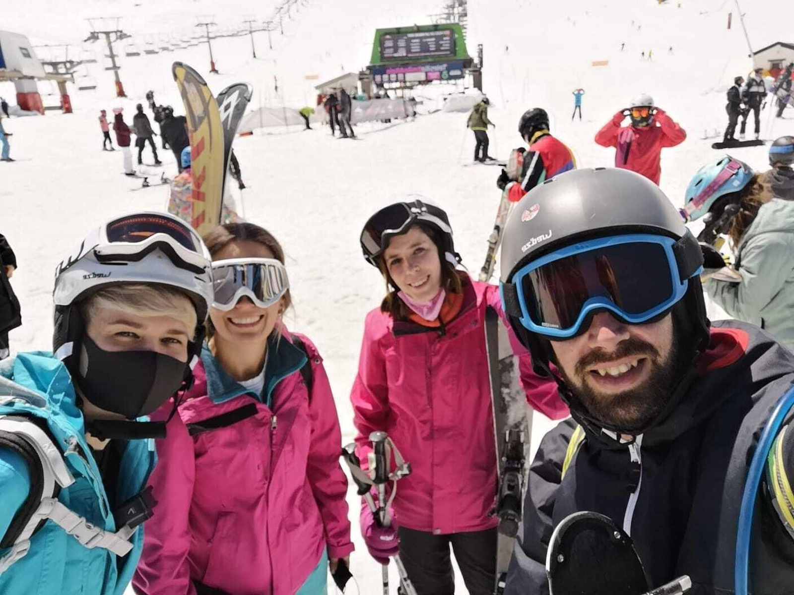 Fotos del último día de esquí en Sierra Nevada con buen tiempo y alegría en las pistas