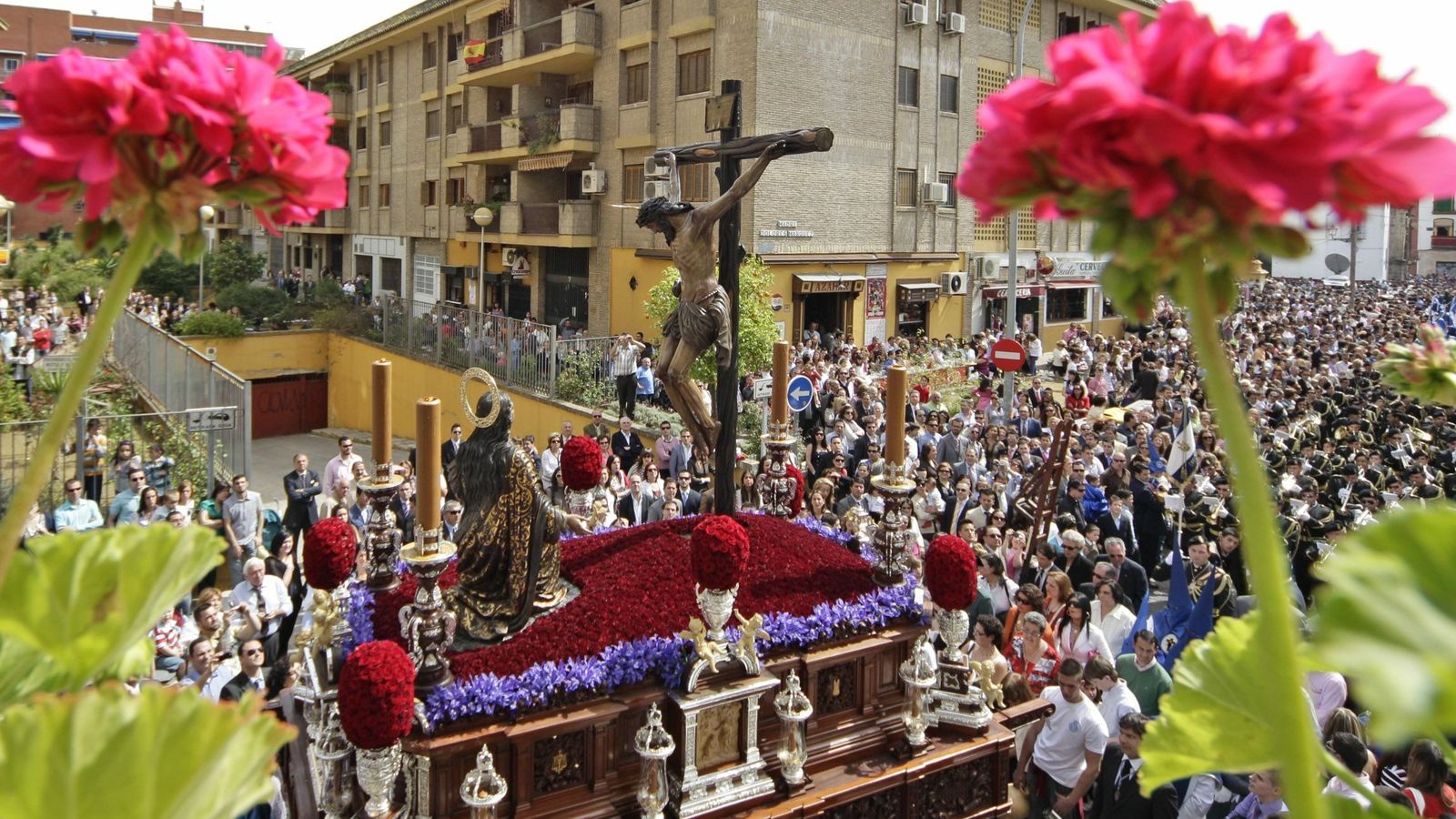 María Magdalena a los pies del Cristo de la Buena Muerte