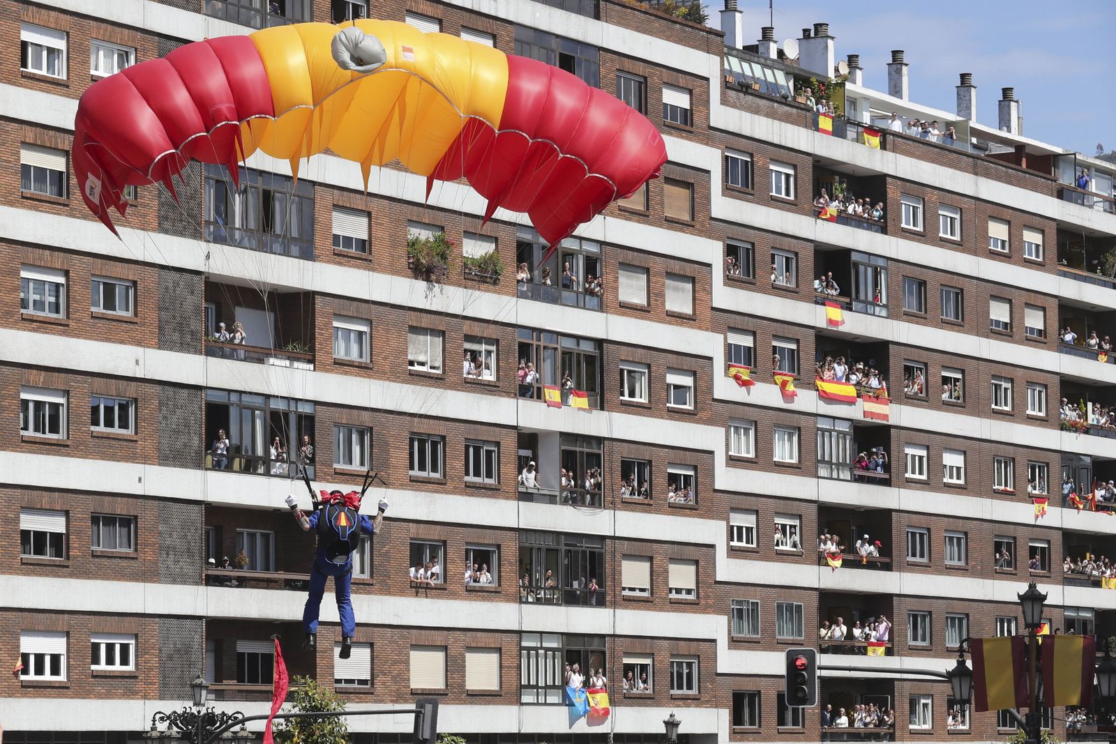 Las imágenes del desfile militar en Oviedo con motivo del Día de las Fuerzas Armadas