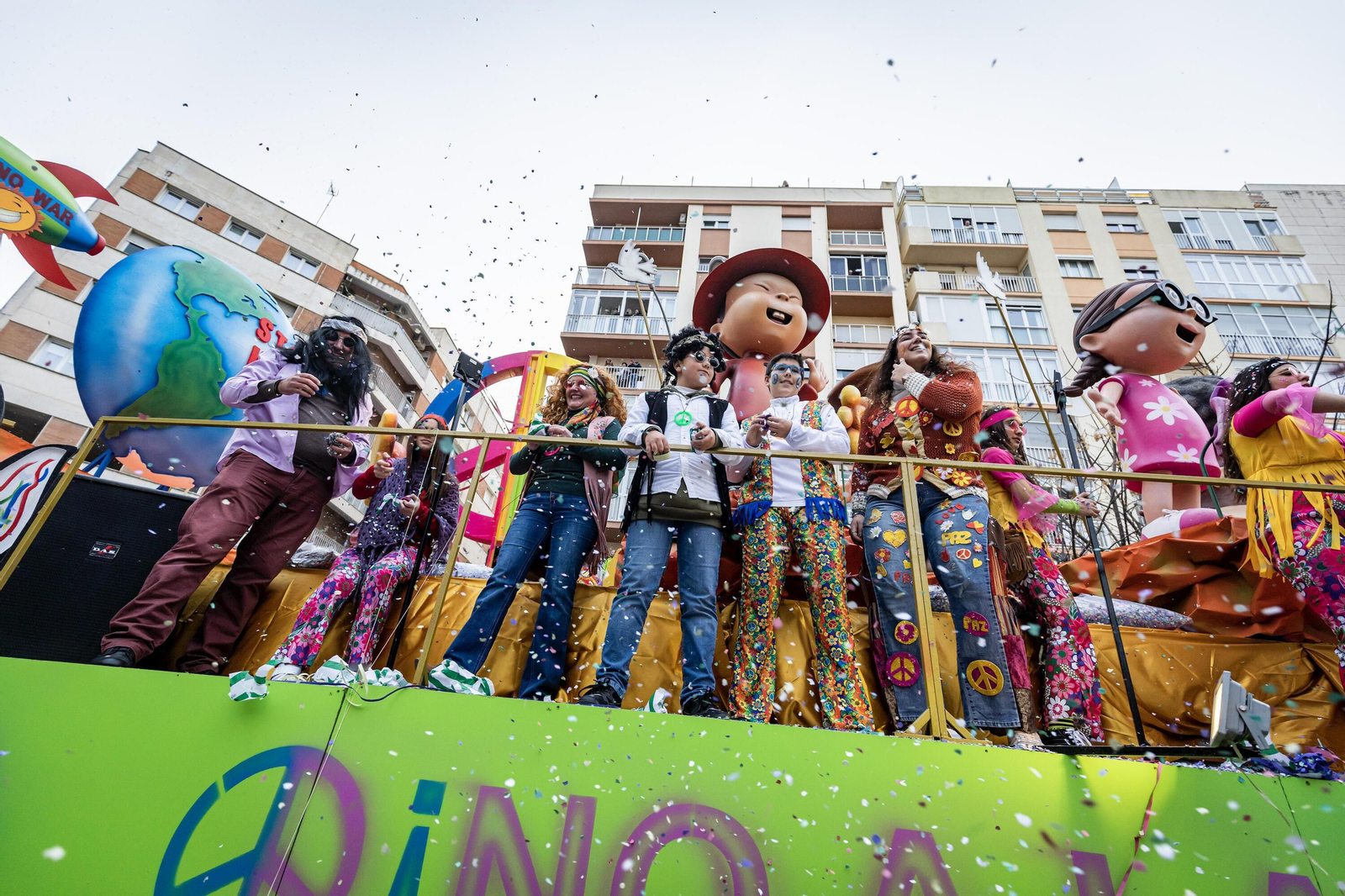 Una de las carrozas de la cabalgata del Carnaval de Cádiz 2023.