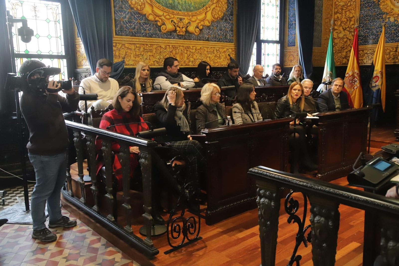 La concejal de Hacienda, María Solanes, defiende al equipo de Gobierno rodeada de los concejales del PP.