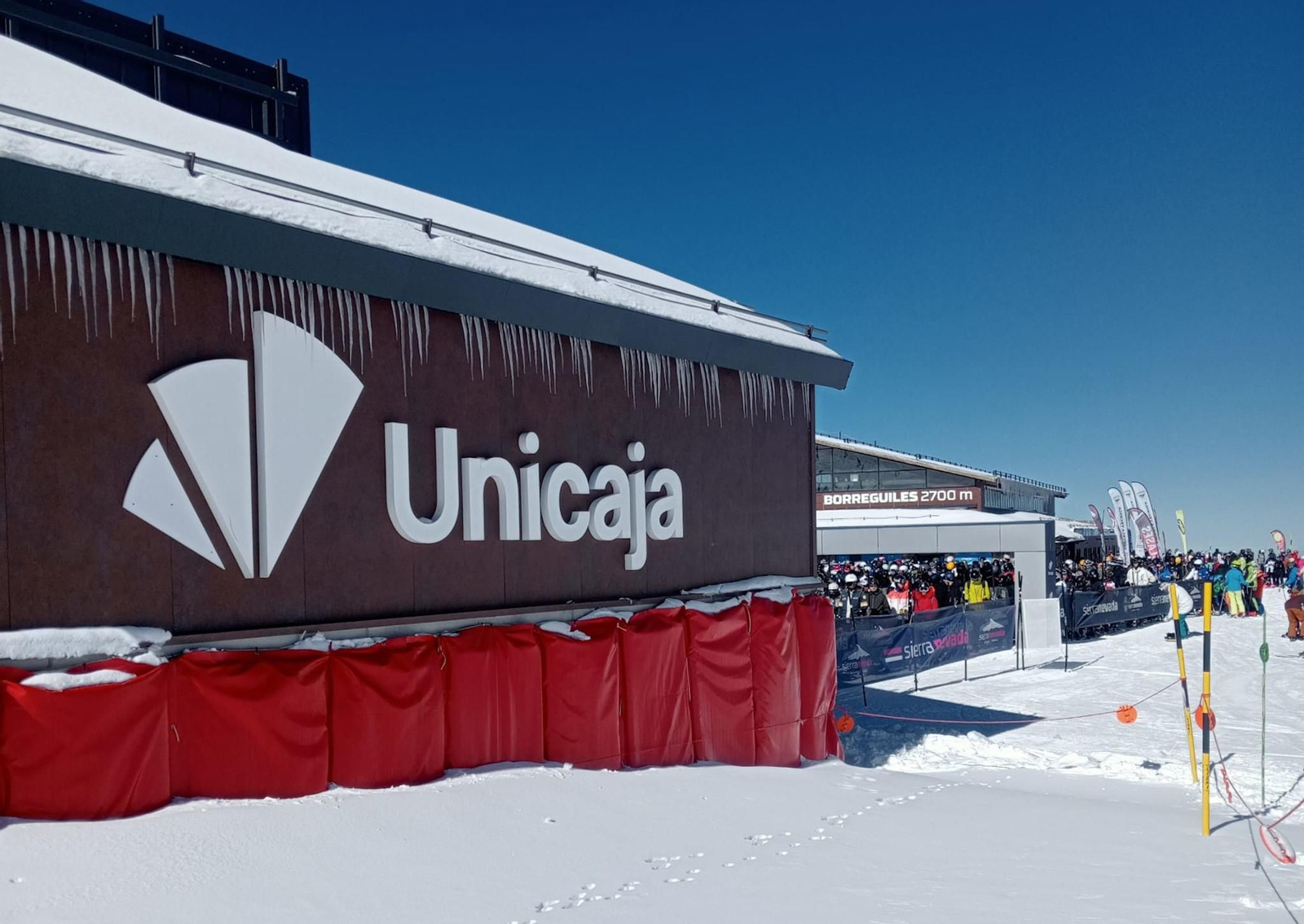 Logotipo de Unicaja, patrocinador de Sierra nevada, en la estación de uno de sus remontes