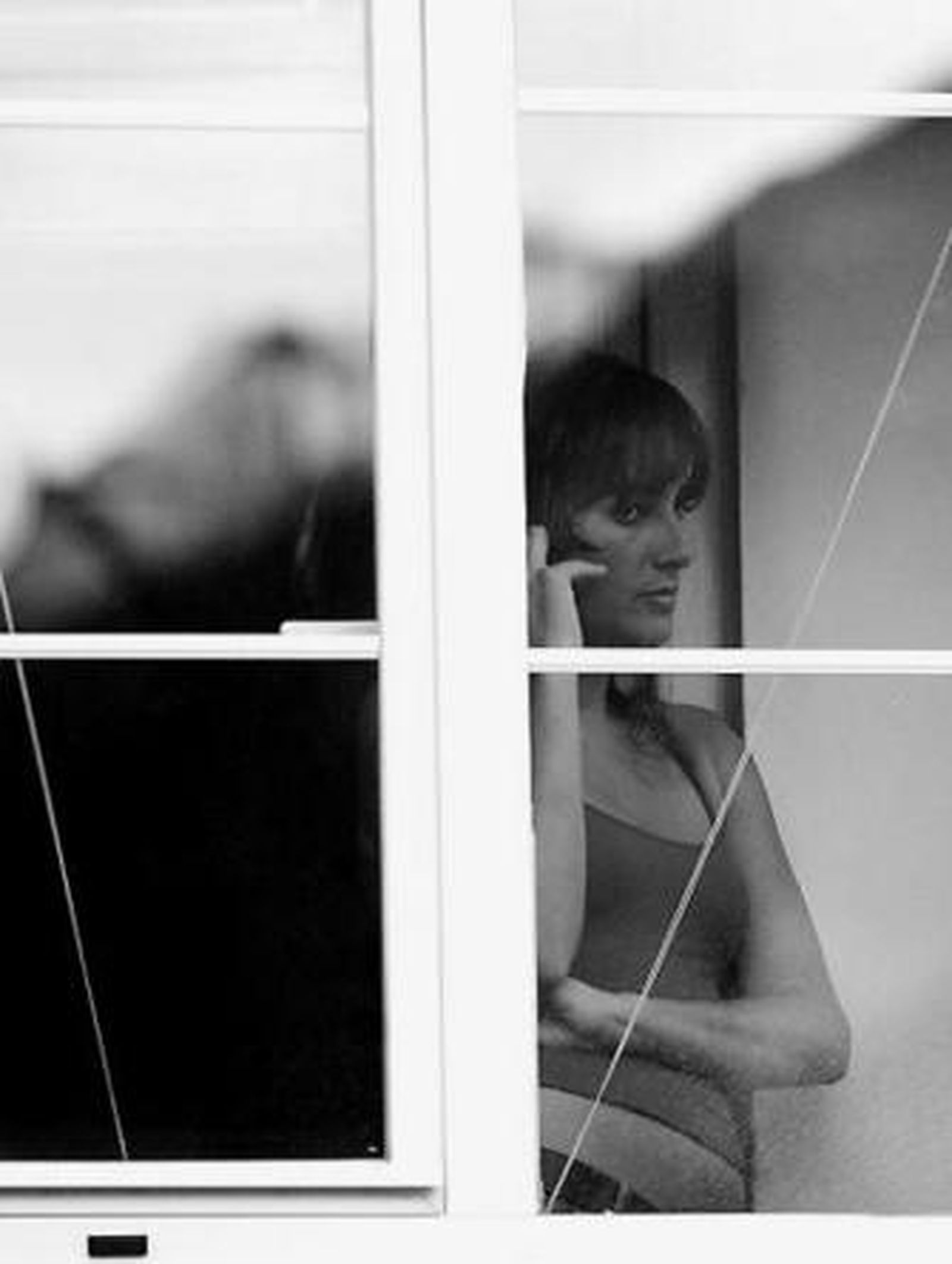 Una chica habla por el móvil.