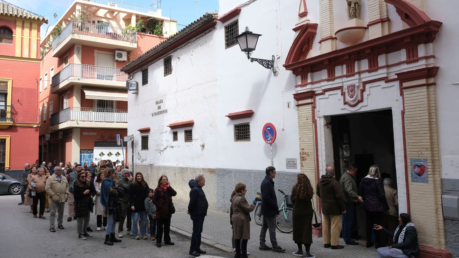 Colas para acceder al convento.