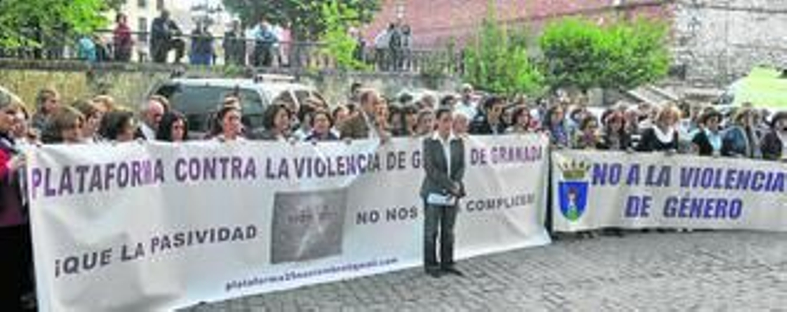 Vecinos y autoridades de Alhama de Granada se concentraron ayer a las puertas del Ayuntamiento en repulsa por la muerte de la mujer, de 37 años.