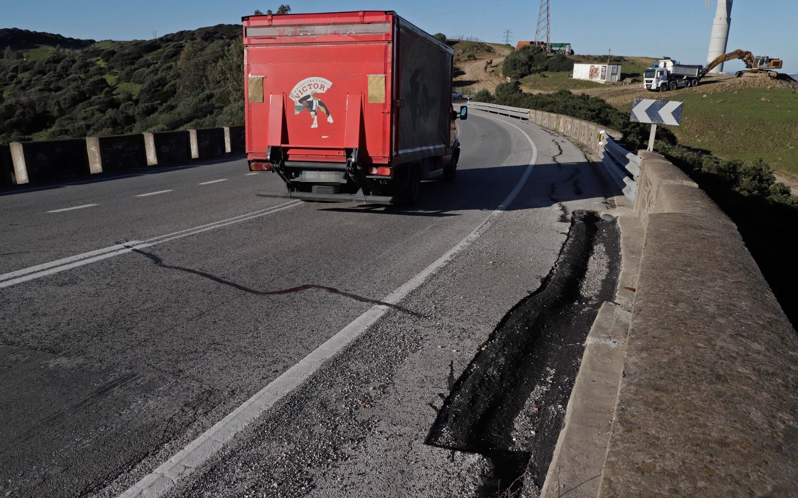 La grieta ya ha provocado una raja en el arcén en sentido Tarifa, inexistente hasta hace pocas semanas.