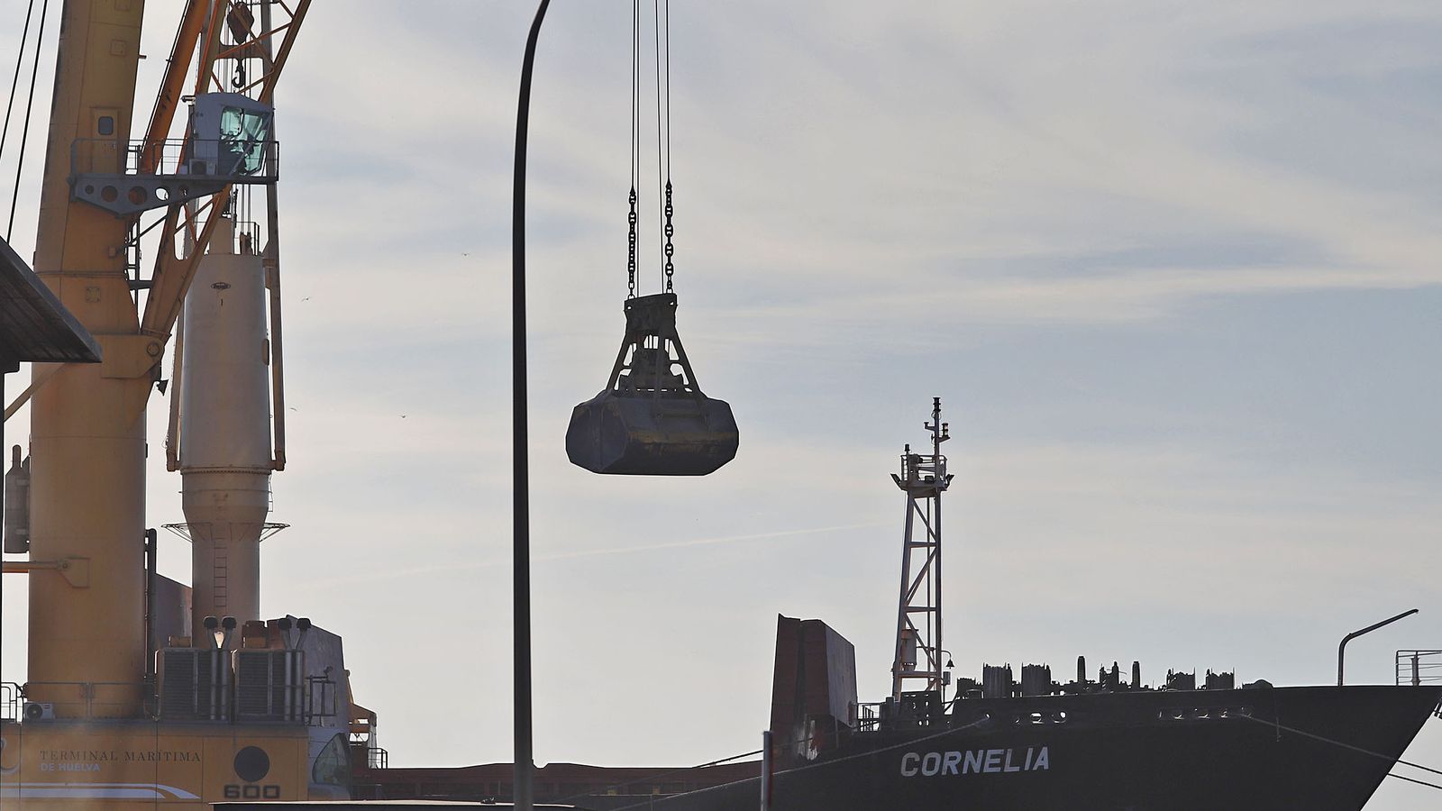 Descarga de minerales en el Puerto de Huelva.