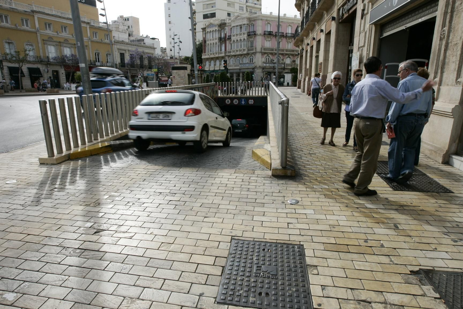 Una de las entradas al aparcamiento subterráneo de Obispo Orberá
