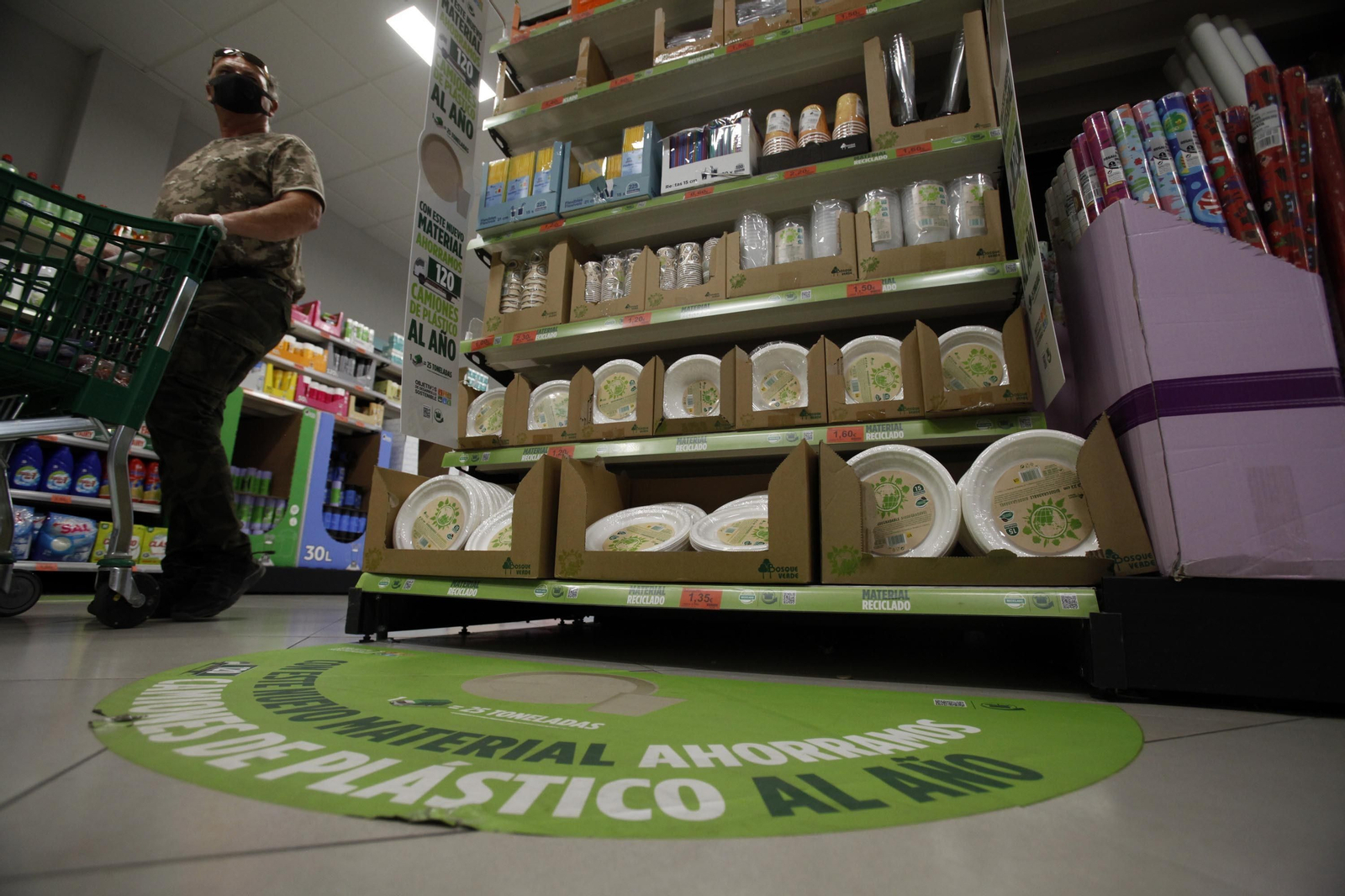 Un espacio de venta de productos de un solo uso en un supermercado de Mercadona.