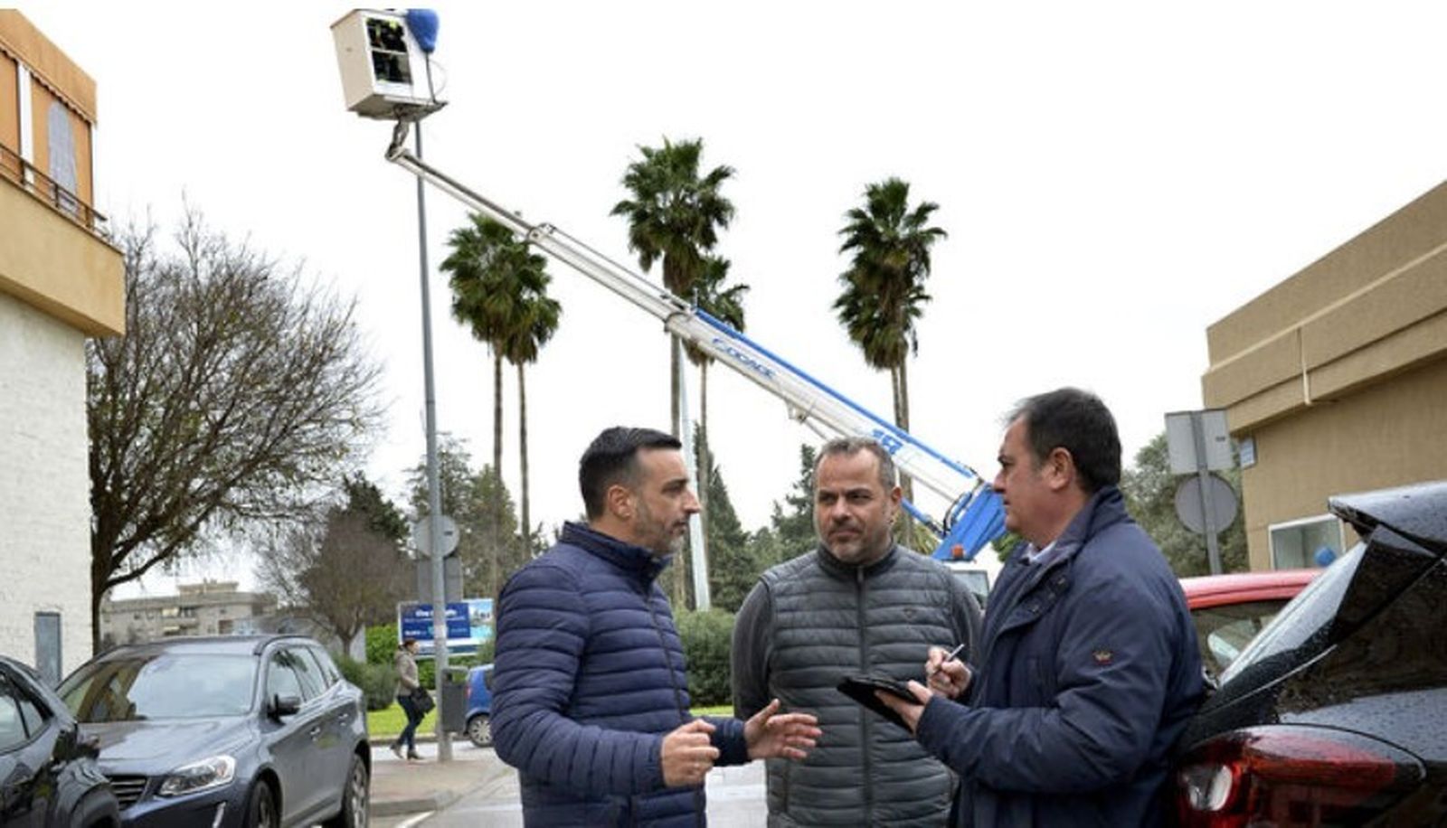 Díaz durante la supervisión de la renovación del alumbrado en la zona de Chapín.