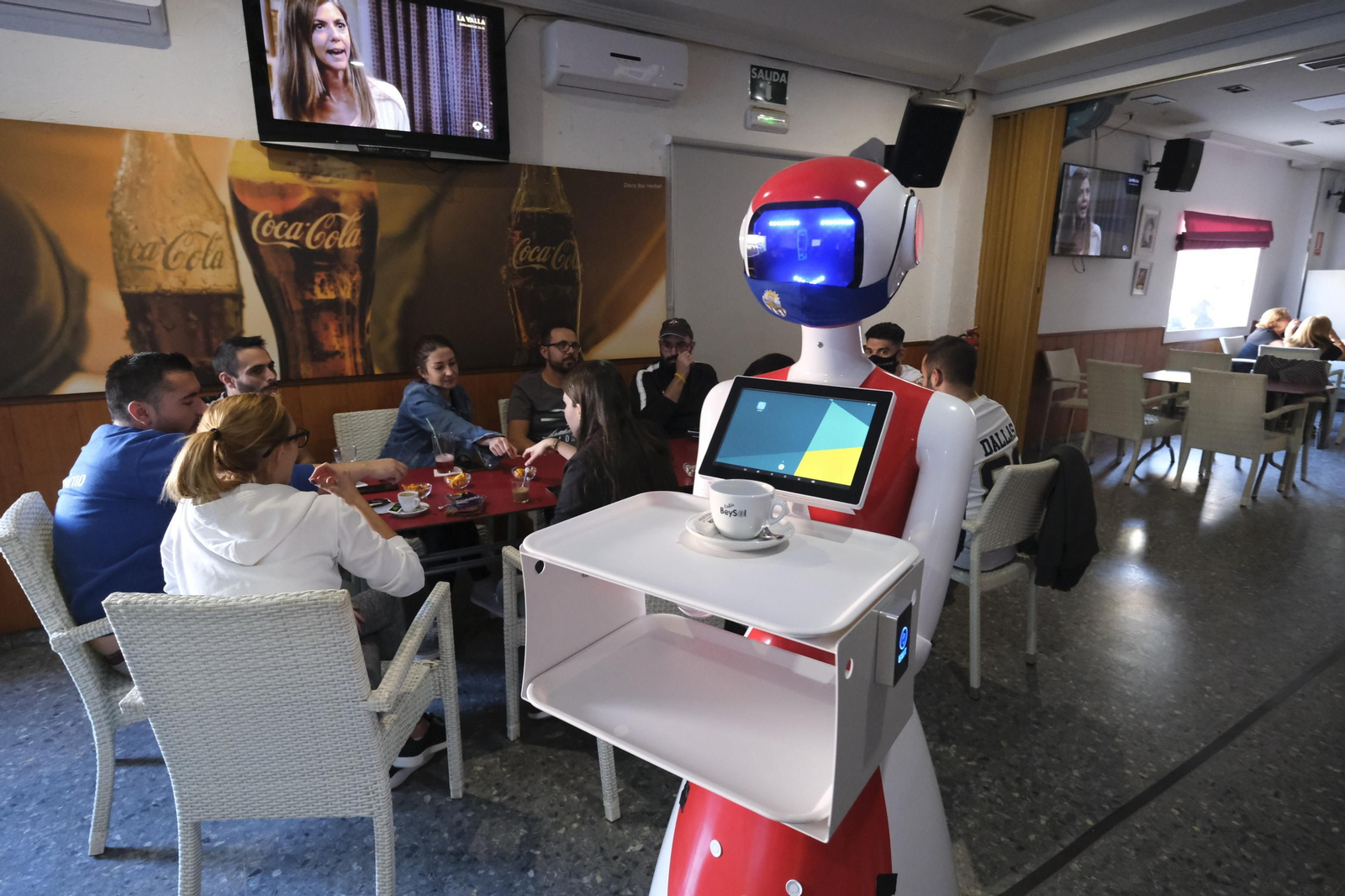 Fotogalería de Herbelita, la robot camarera de El Alquián.