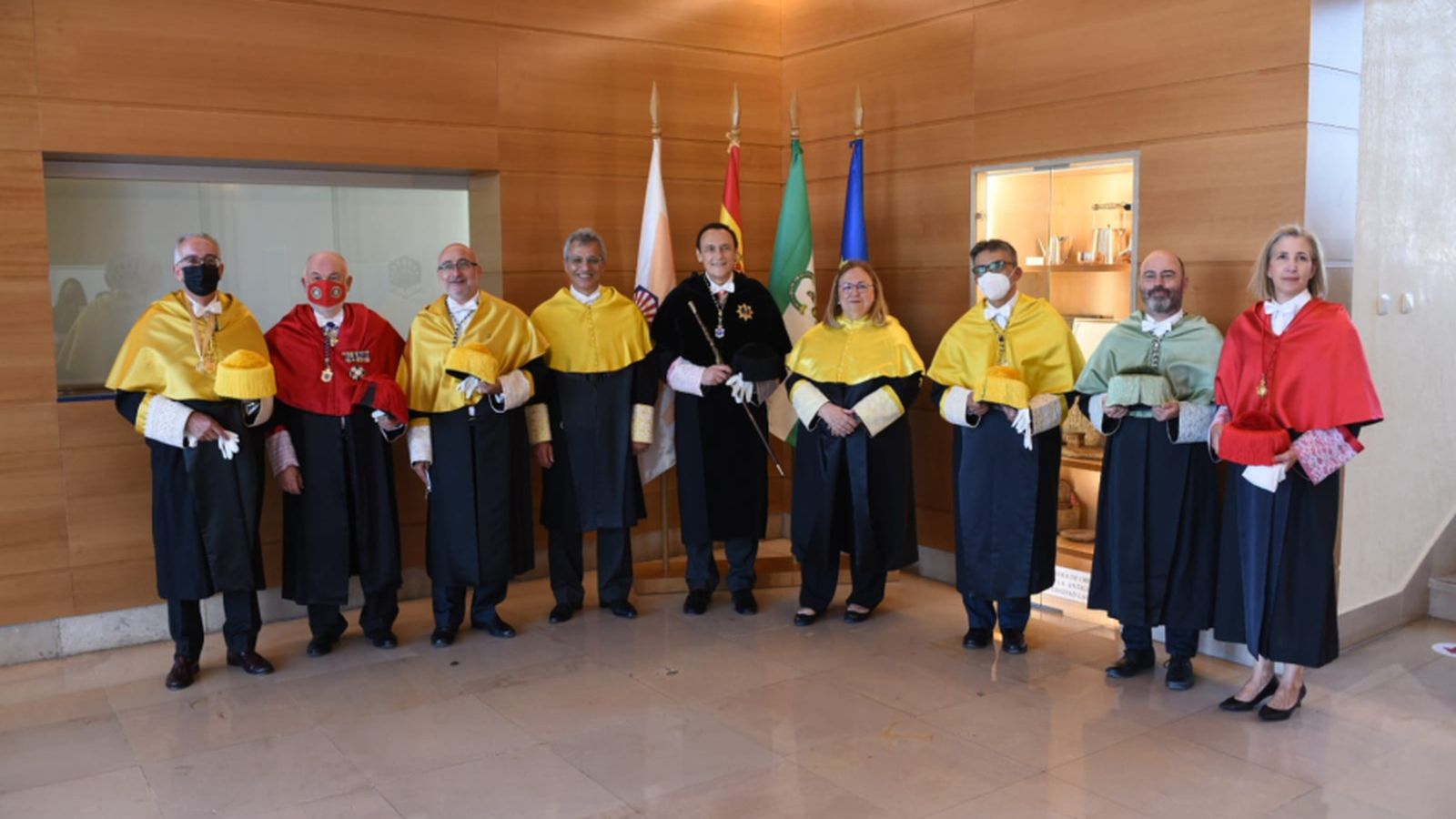 El rector junto a los padrinos, laudados y resto de autoridades académica.