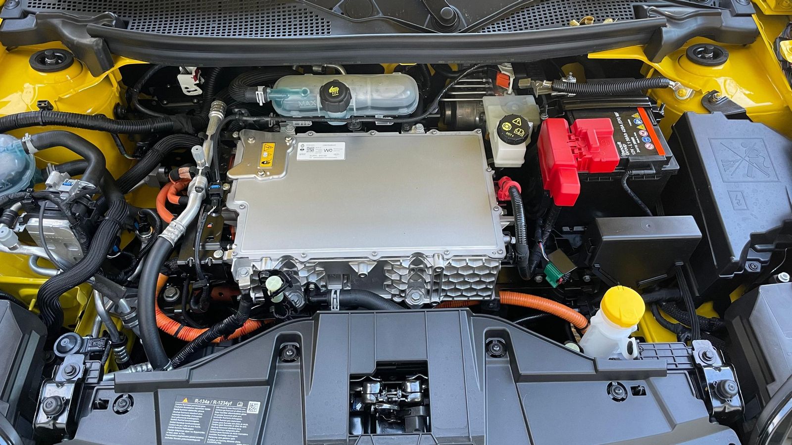 El motor de mayor potencia, el de 150 CV (110 kW) de los tres disponibles se asocia exclusivamente con la batería más capaz de las dos.