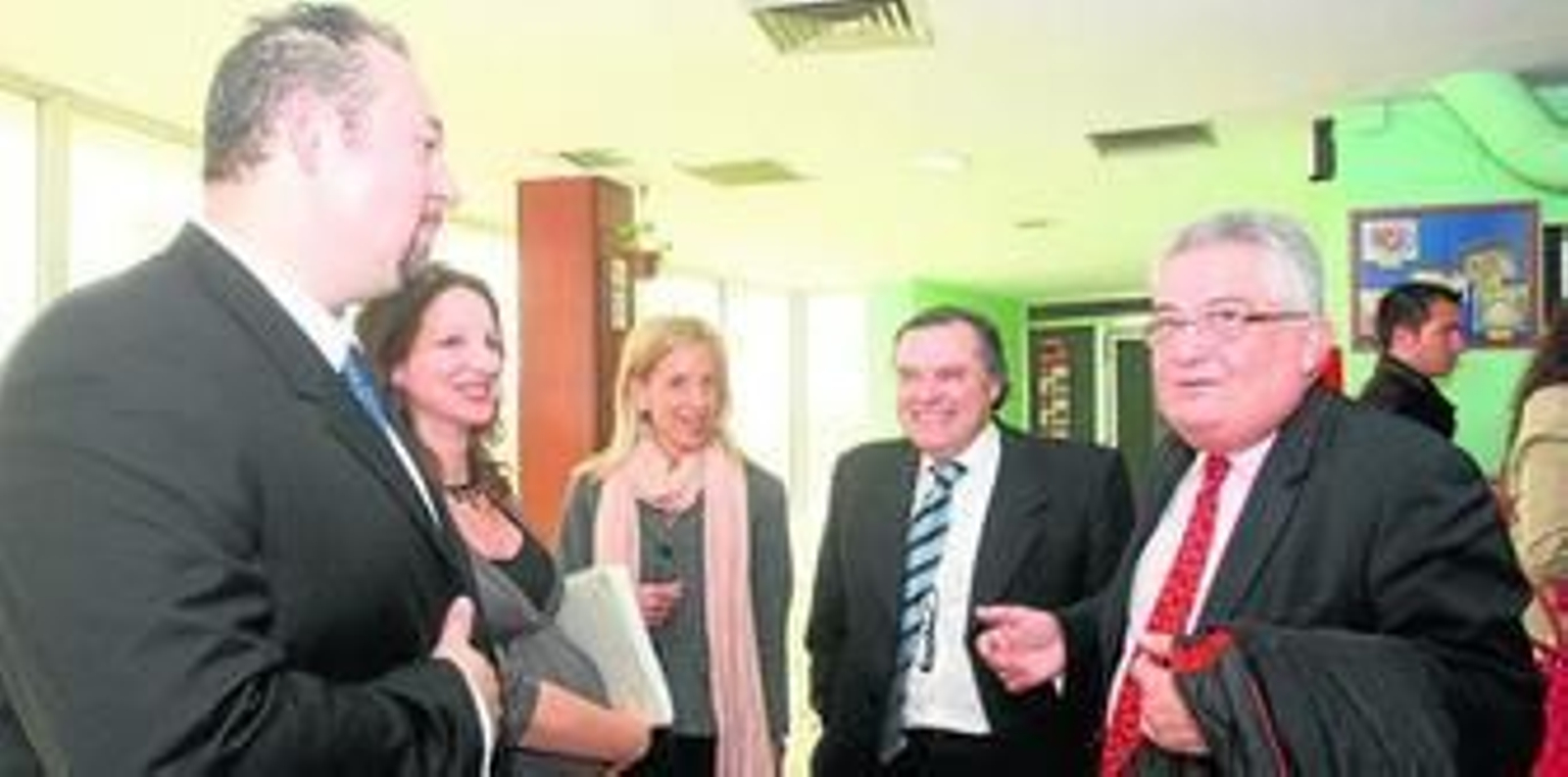 Miguel Ángel Núñez (izda.), ayer en la UHU conversando con el presidente de la Audiencia Provincial, Jesús Fernández Entralgo (derecha).