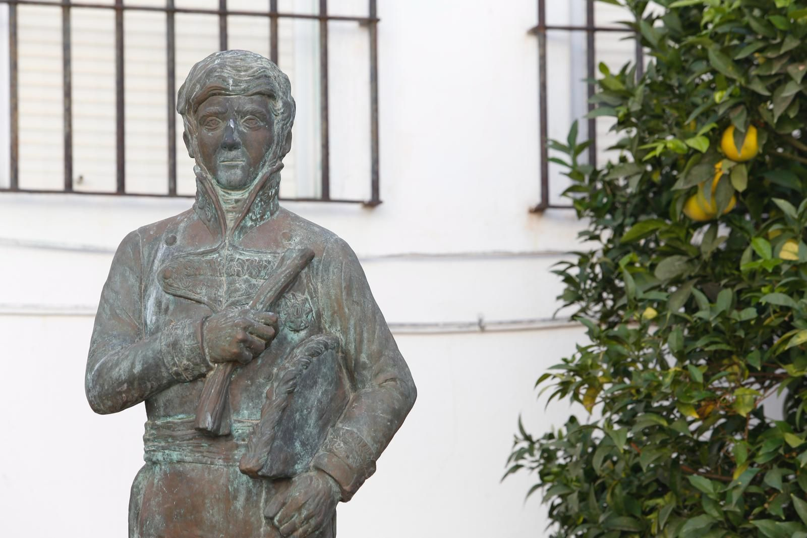 La estatua dedicada al General Lacy en San Roque.